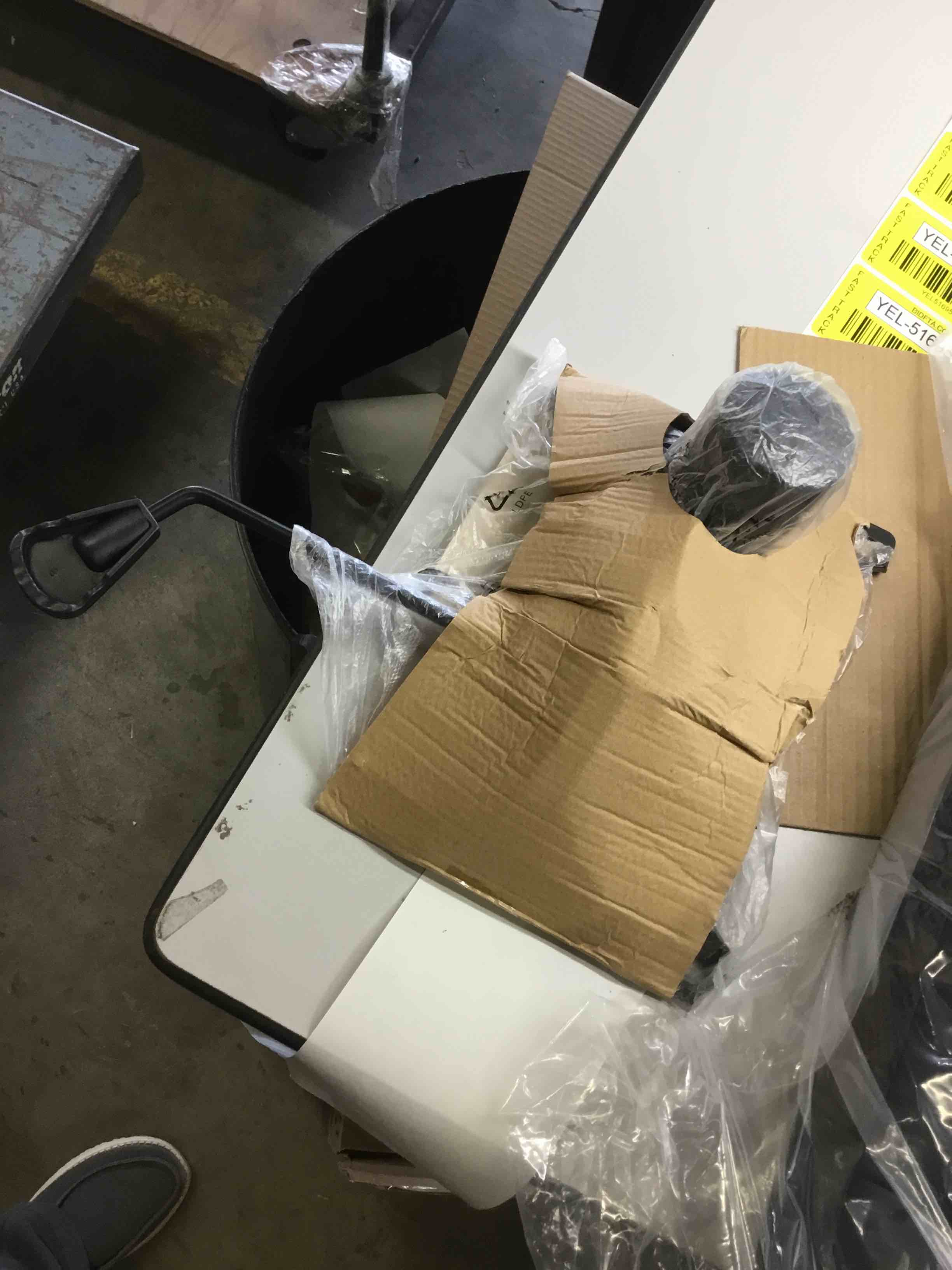 https://s3.amazonaws.com/lotting-images-prod/bidfta/YEL5169572_1703006093151.jpeg