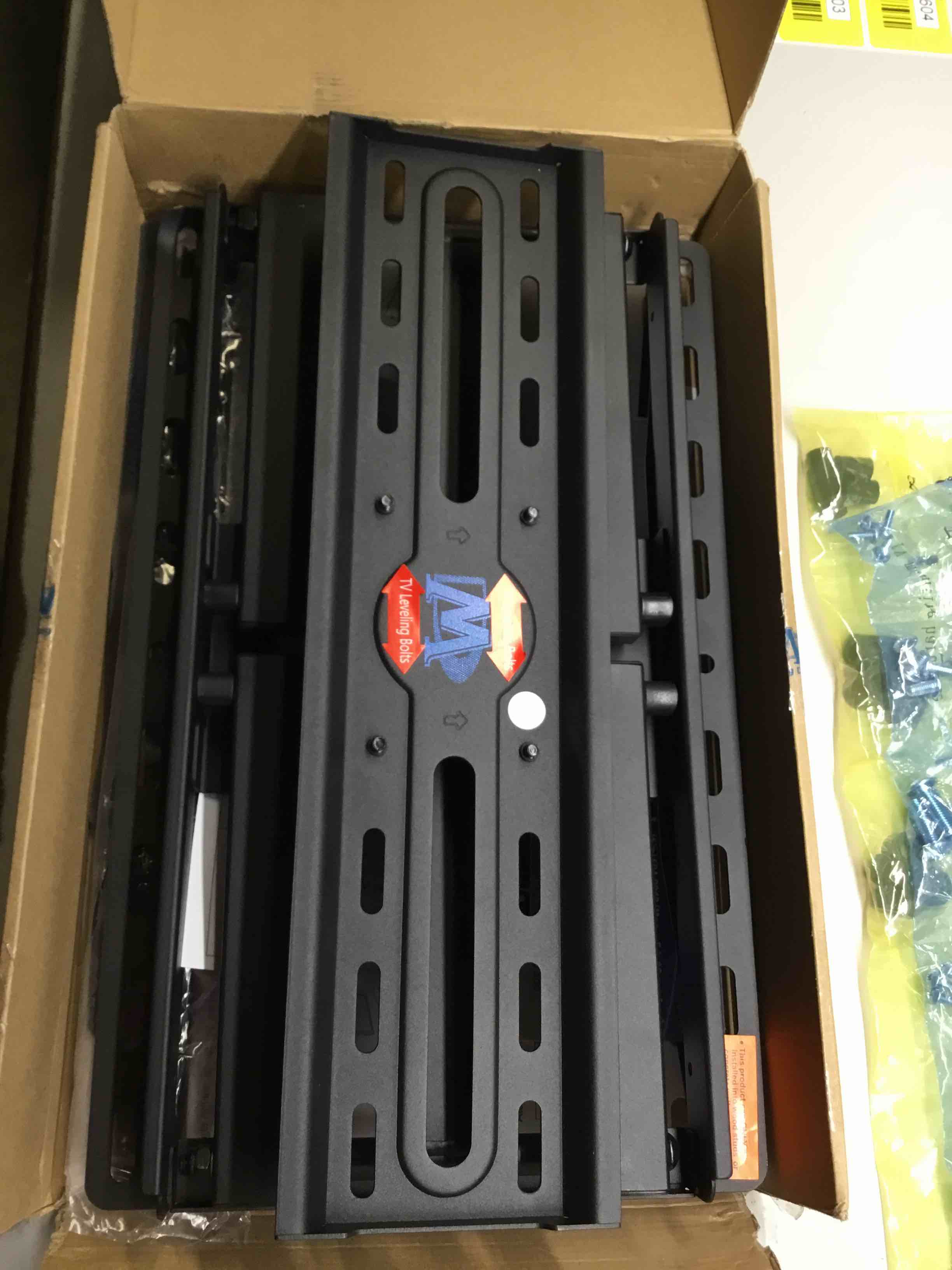 https://s3.amazonaws.com/lotting-images-prod/bidfta/YEL5169602_1703021140405.jpeg