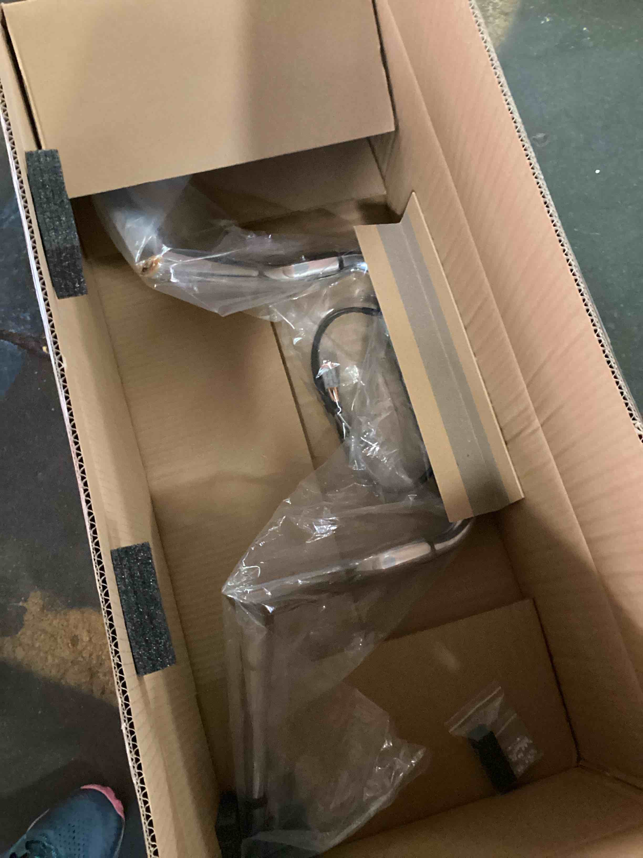 https://s3.amazonaws.com/lotting-images-prod/bidfta/YEL5173707_1723641745229.jpeg