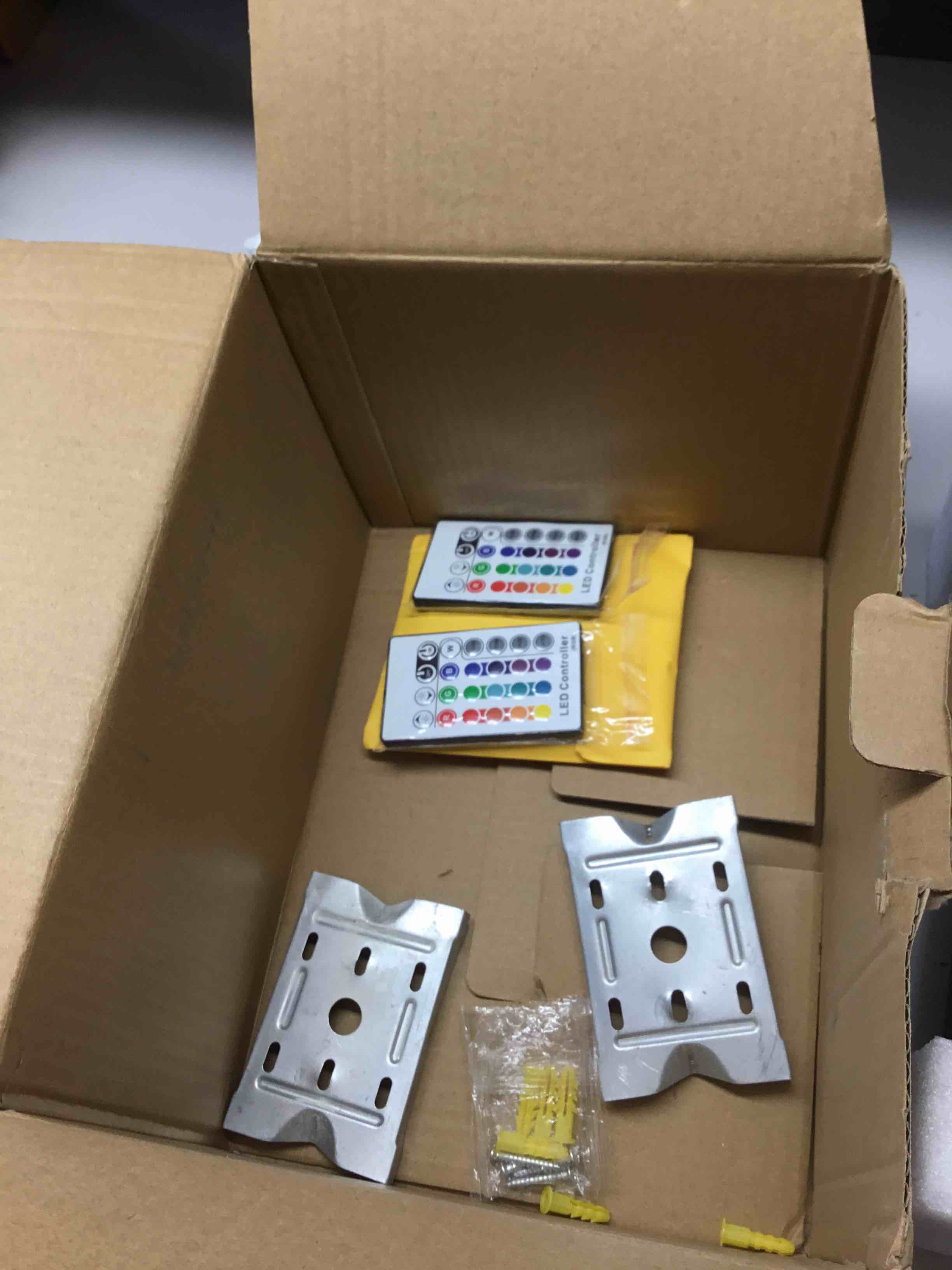 https://s3.amazonaws.com/lotting-images-prod/bidfta/YEL5179176_1710870676449.jpeg