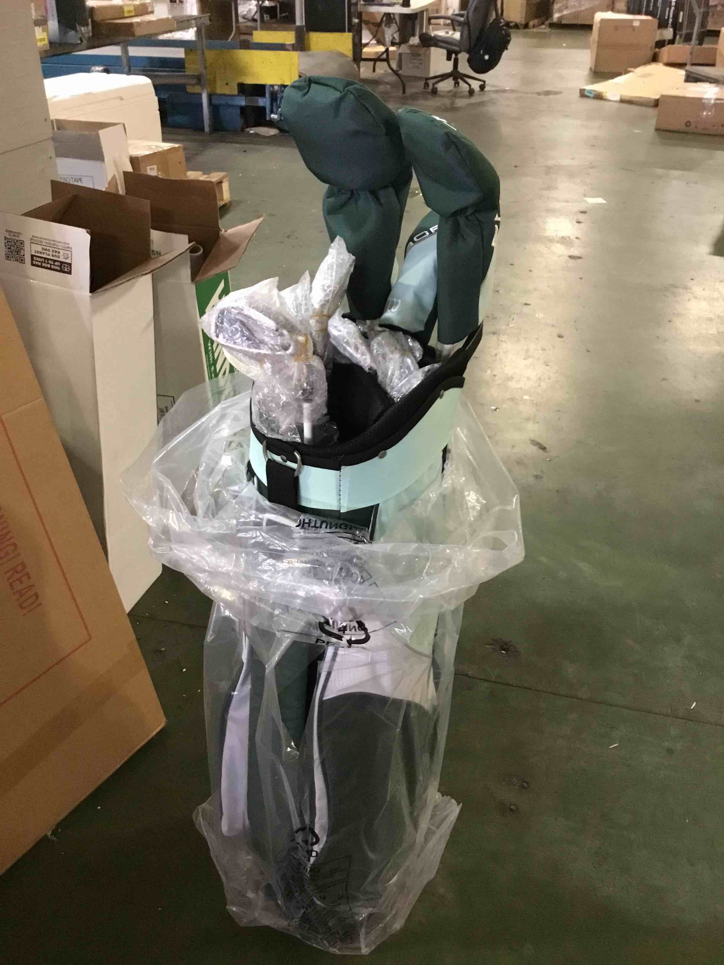 https://s3.amazonaws.com/lotting-images-prod/bidfta/YEL5230113_1692988906655.jpeg
