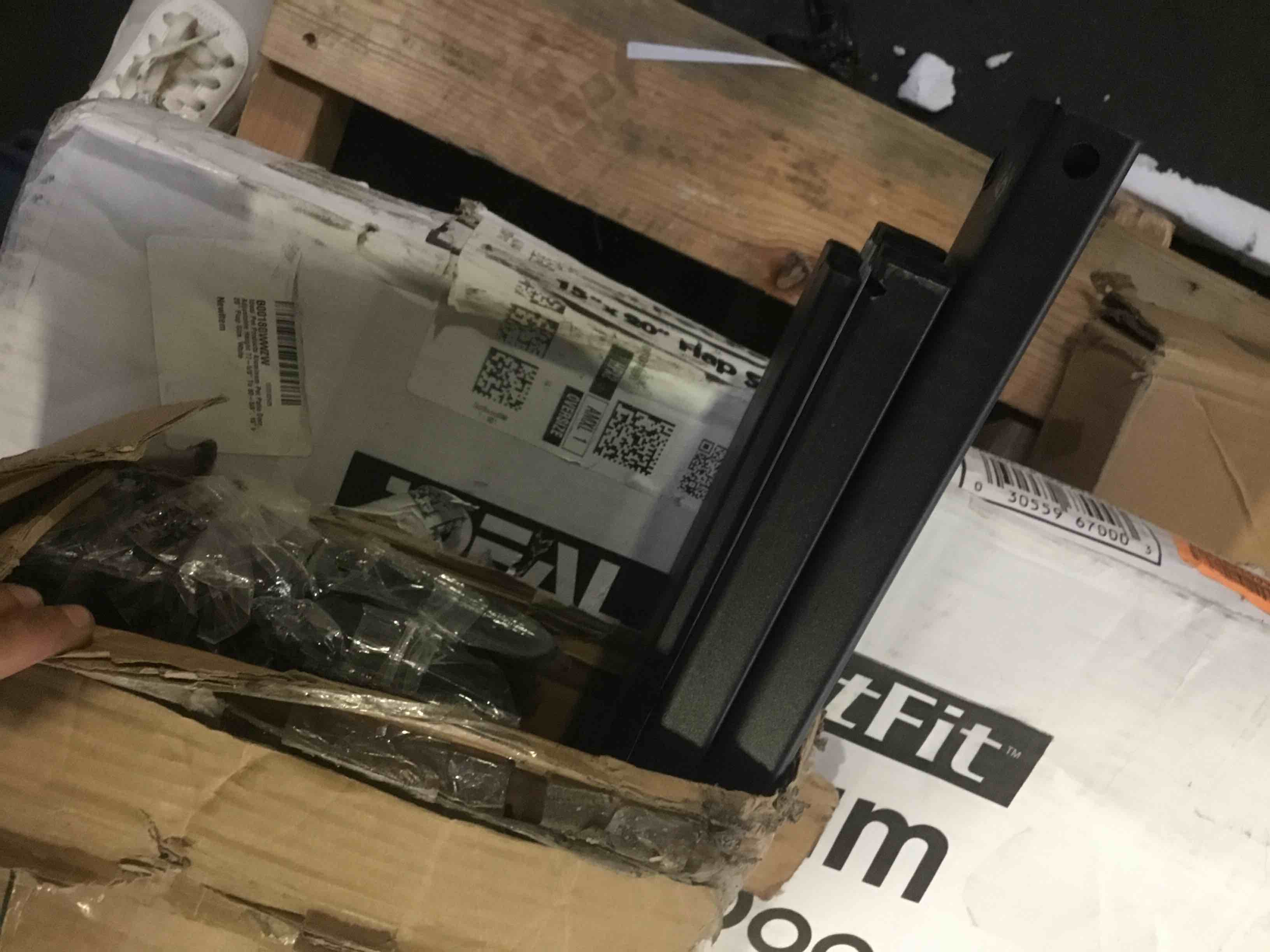 https://s3.amazonaws.com/lotting-images-prod/bidfta/YEL5243437_1692030578153.jpeg