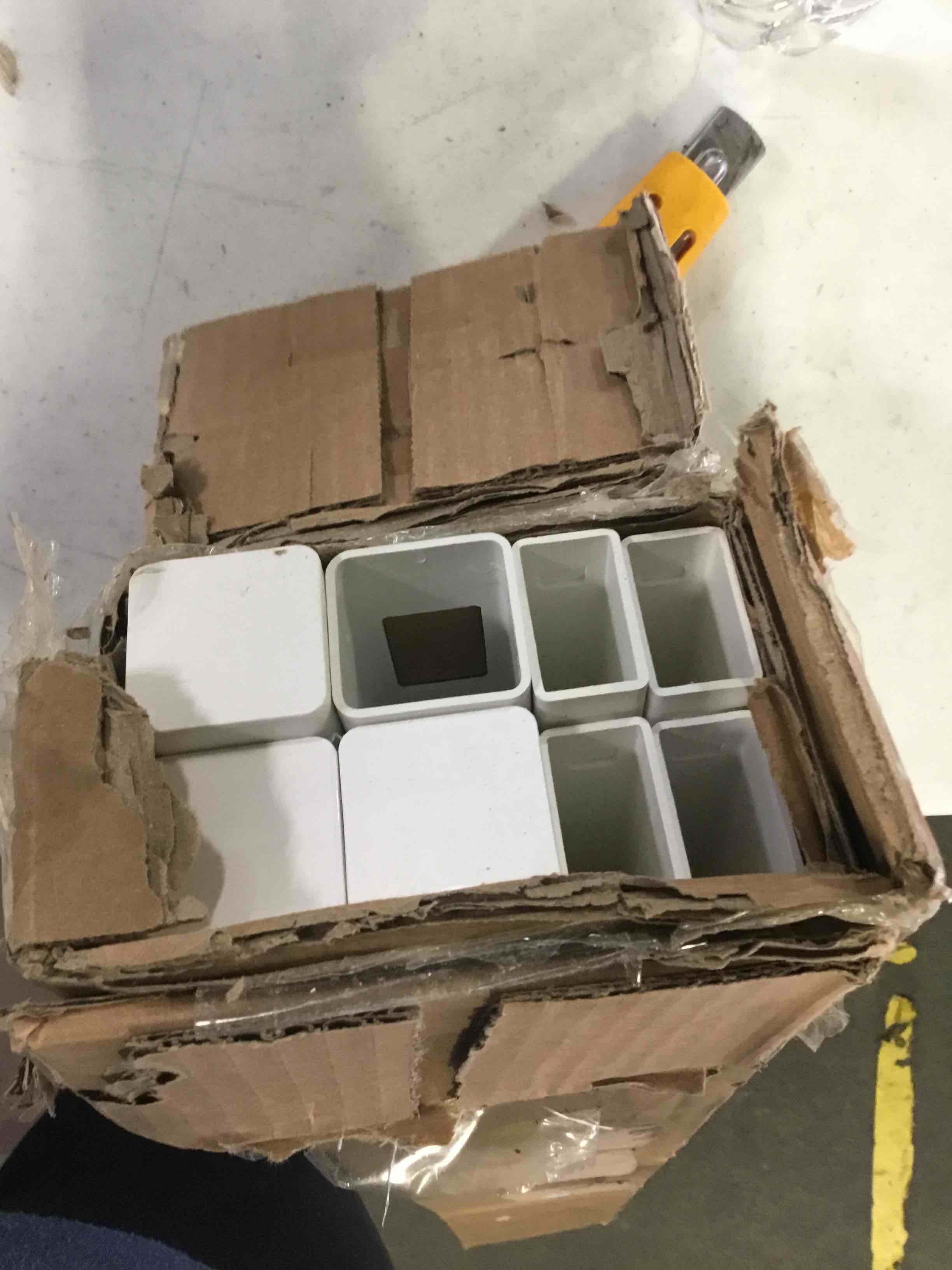 https://s3.amazonaws.com/lotting-images-prod/bidfta/YEL5243610_1692112019564.jpeg