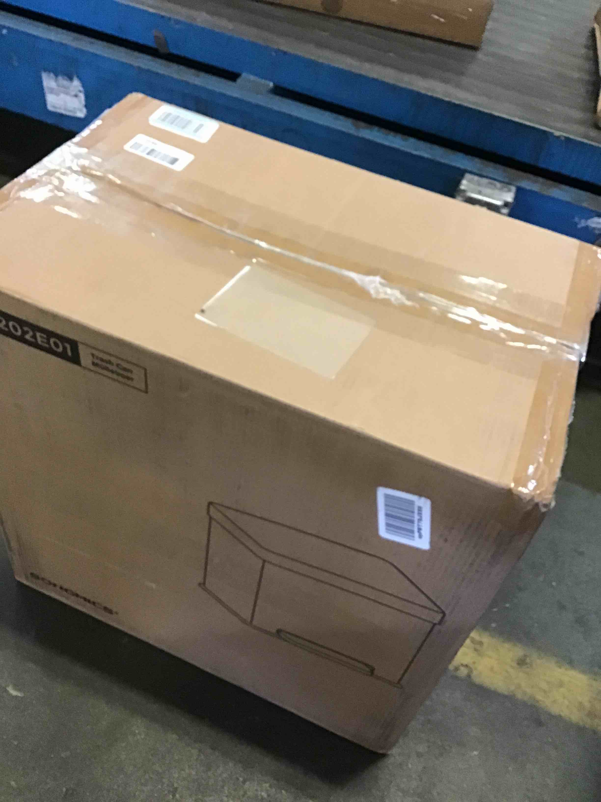 https://s3.amazonaws.com/lotting-images-prod/bidfta/YEL5274097_1690814031698.jpeg