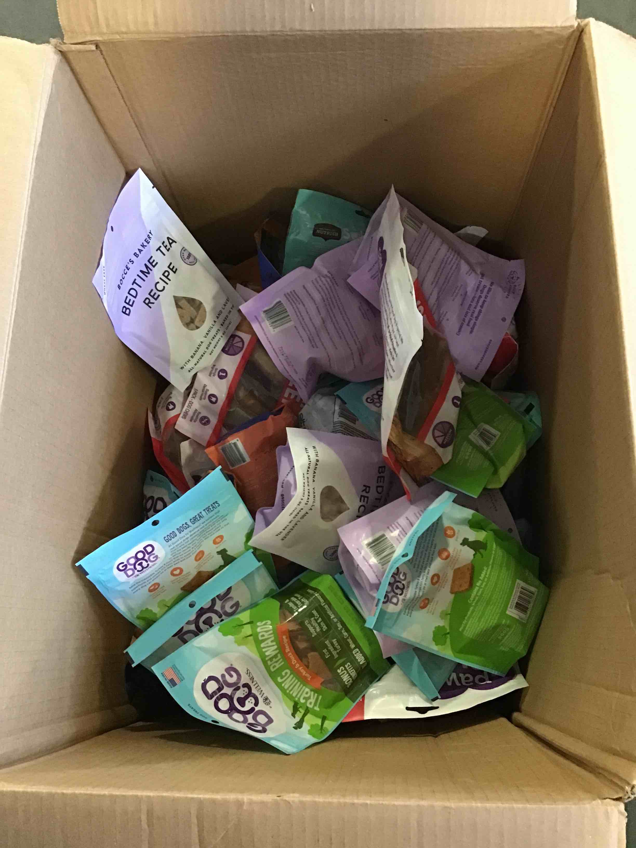 assortment of food dog differents (( Mary variety date expiration ))