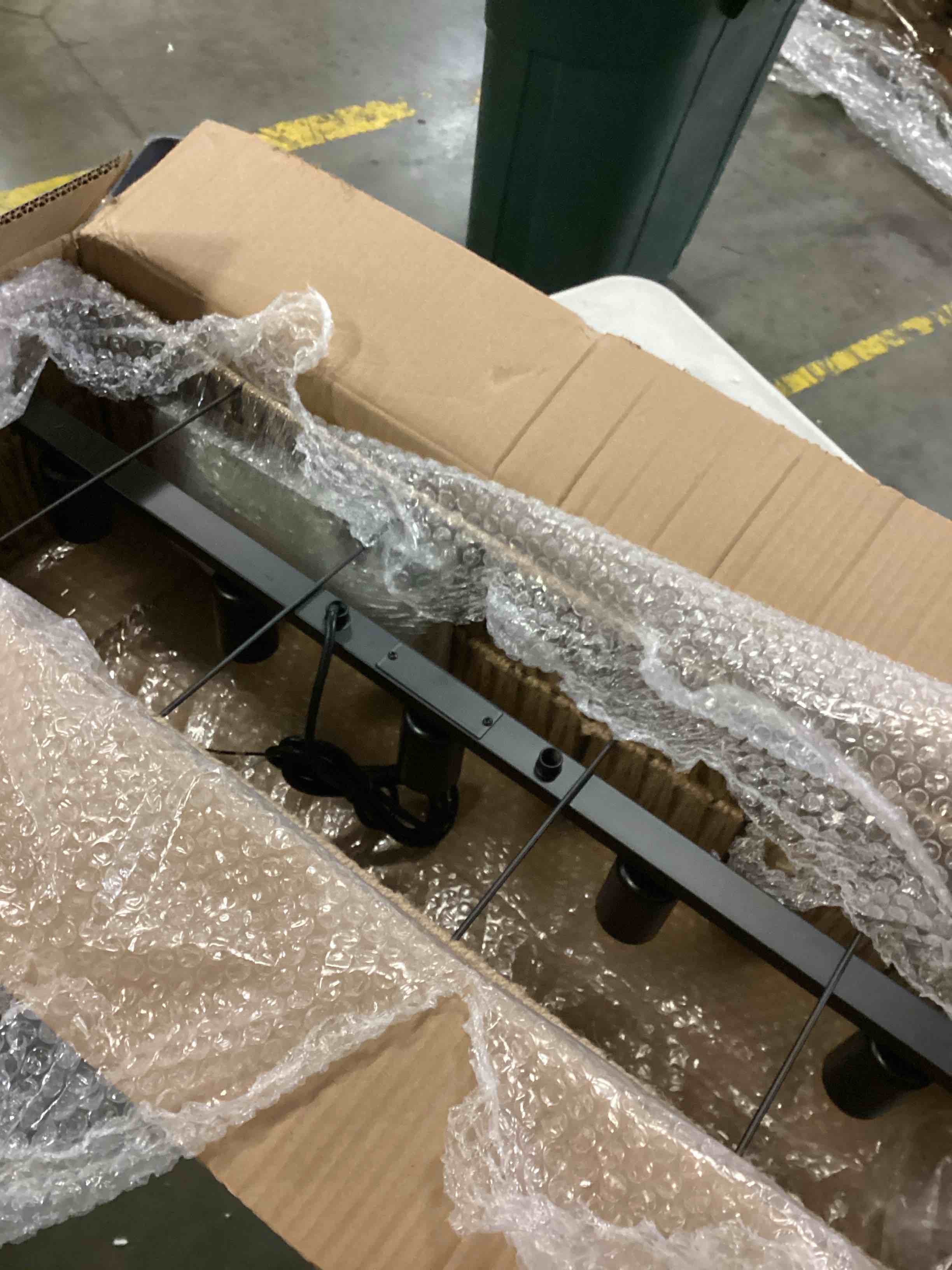 https://s3.amazonaws.com/lotting-images-prod/bidfta/YEL5494741_1729186576505.jpeg