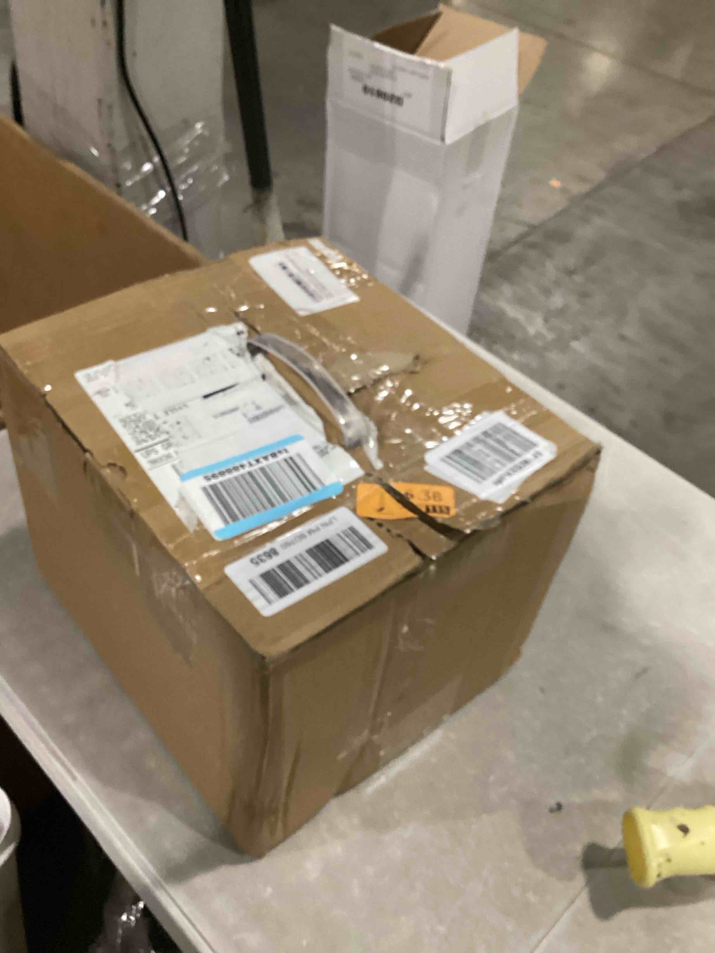 https://s3.amazonaws.com/lotting-images-prod/bidfta/YEL5502429_1728993193134.jpeg