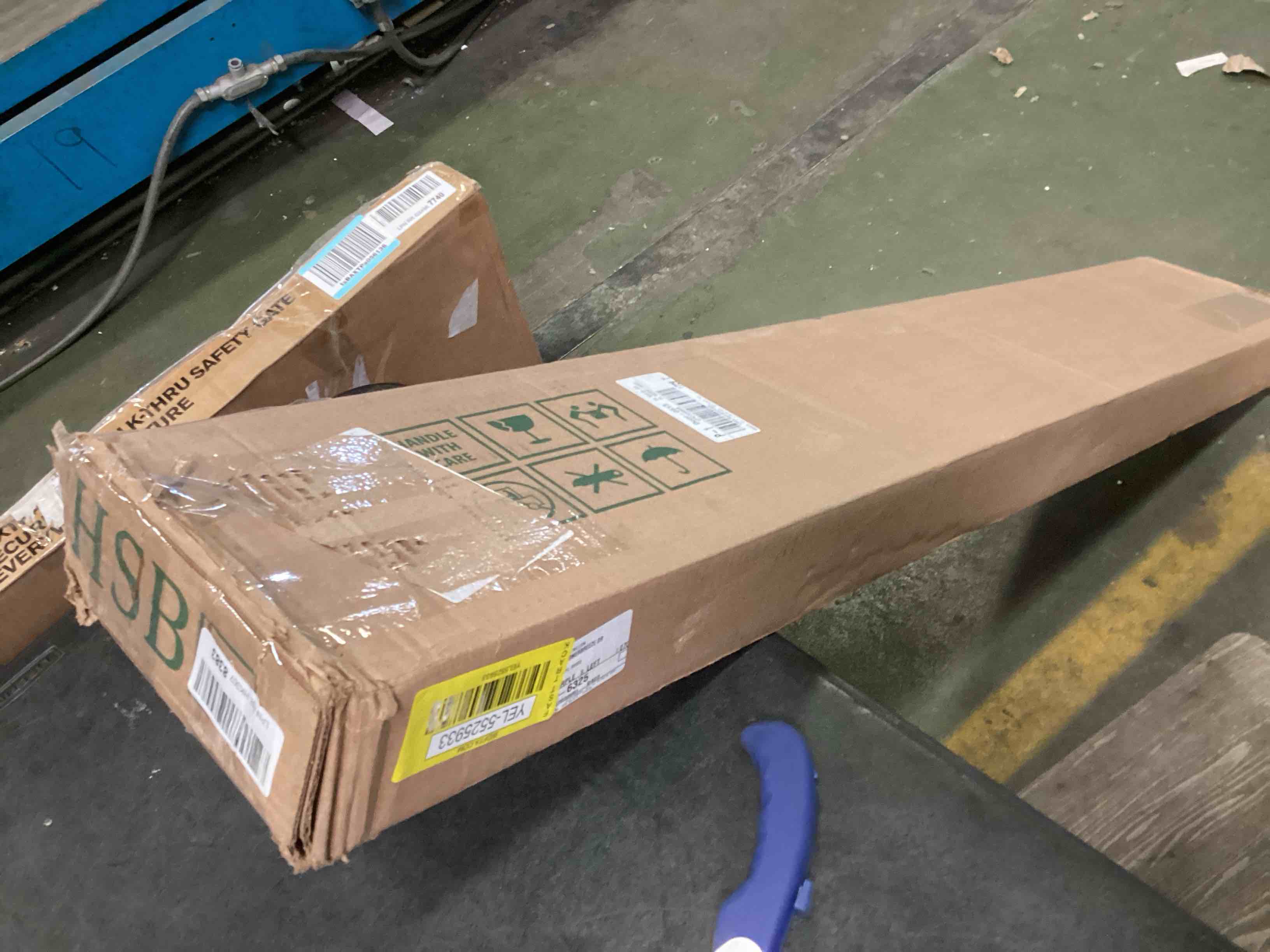 https://s3.amazonaws.com/lotting-images-prod/bidfta/YEL5525933_1699987792040.jpeg