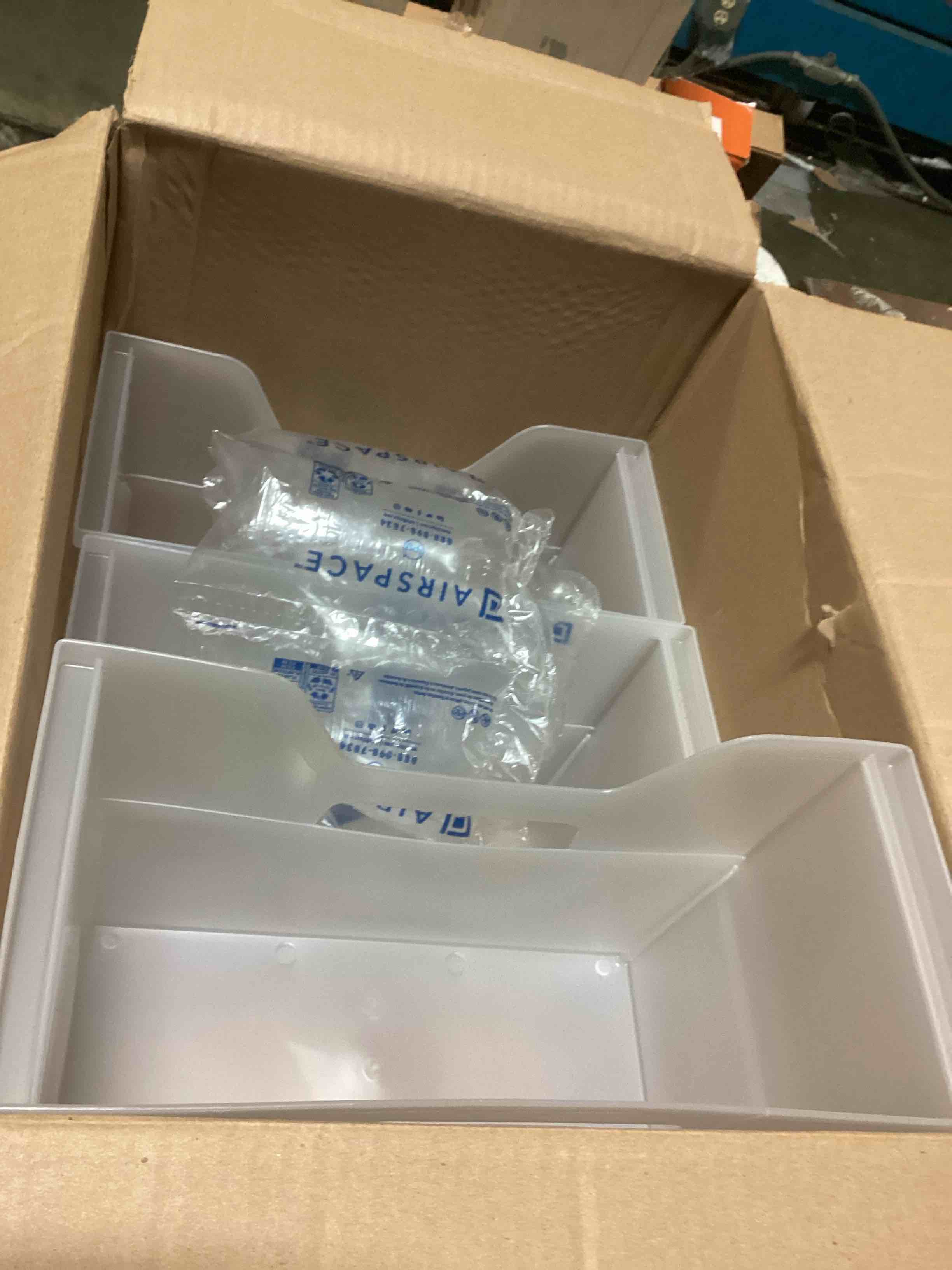 https://s3.amazonaws.com/lotting-images-prod/bidfta/YEL5526130_1700252635205.jpeg