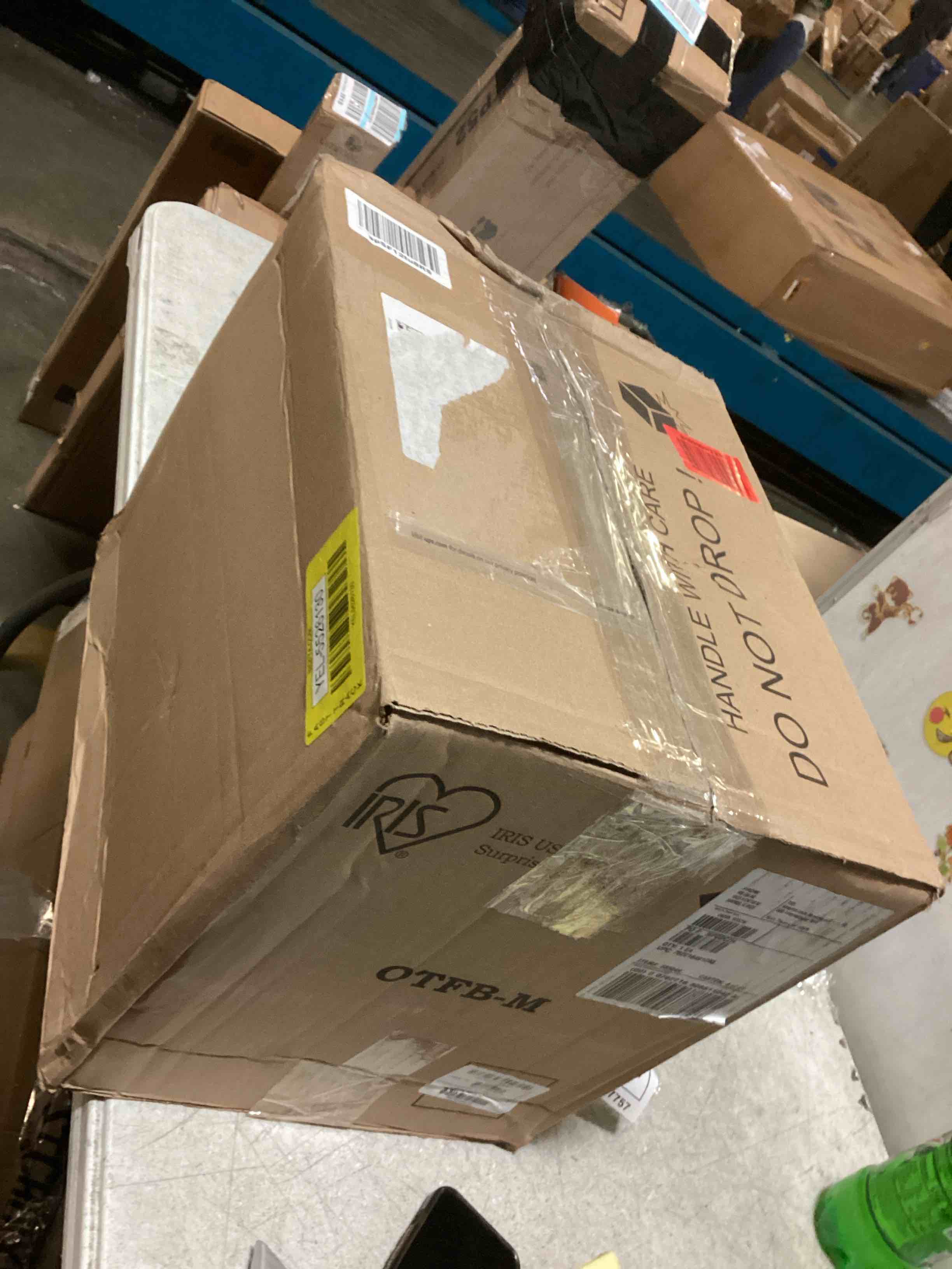 https://s3.amazonaws.com/lotting-images-prod/bidfta/YEL5526130_1700252688337.jpeg