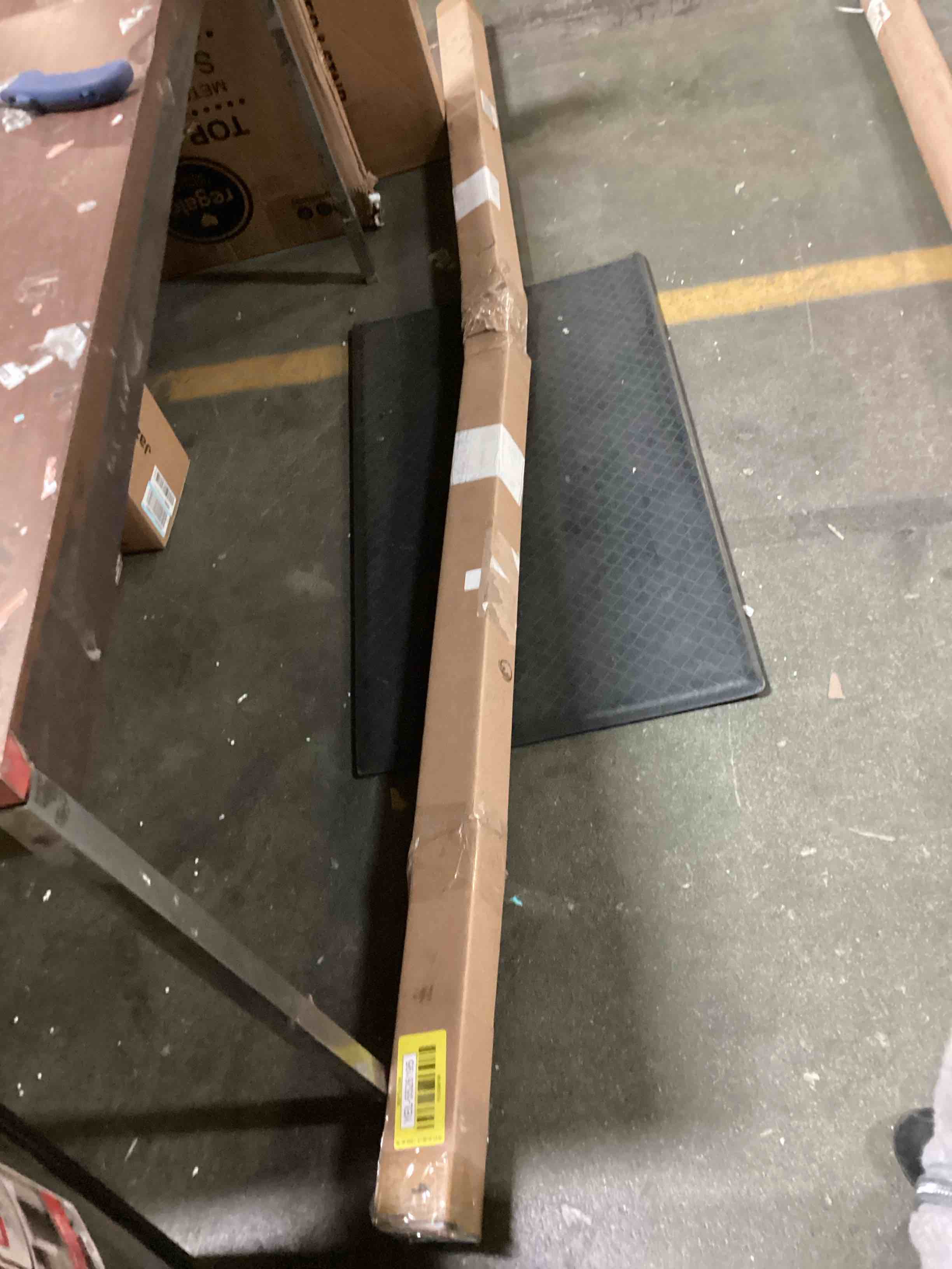 https://s3.amazonaws.com/lotting-images-prod/bidfta/YEL5526195_1700493983052.jpeg