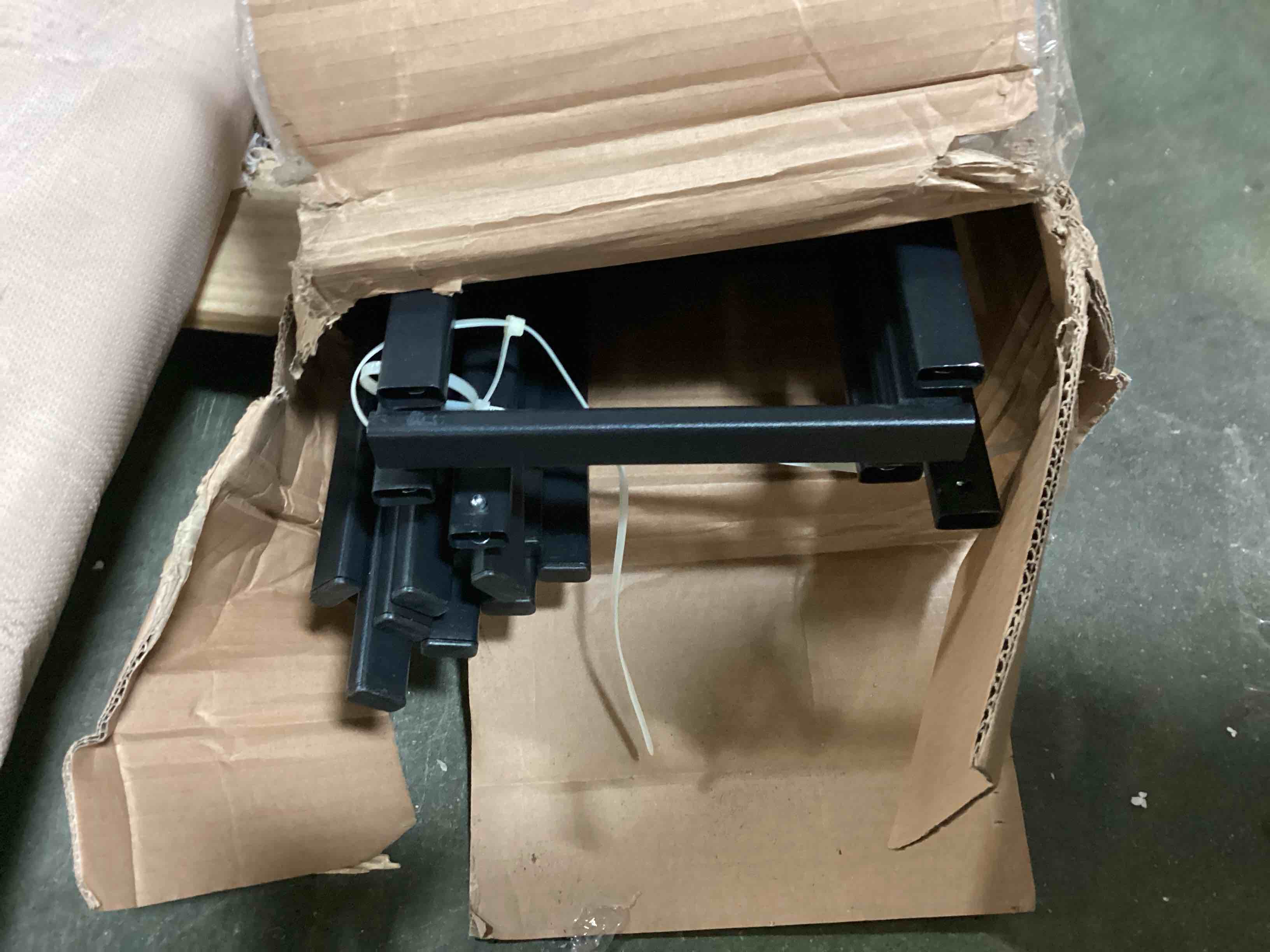 https://s3.amazonaws.com/lotting-images-prod/bidfta/YEL5526200_1700495060764.jpeg