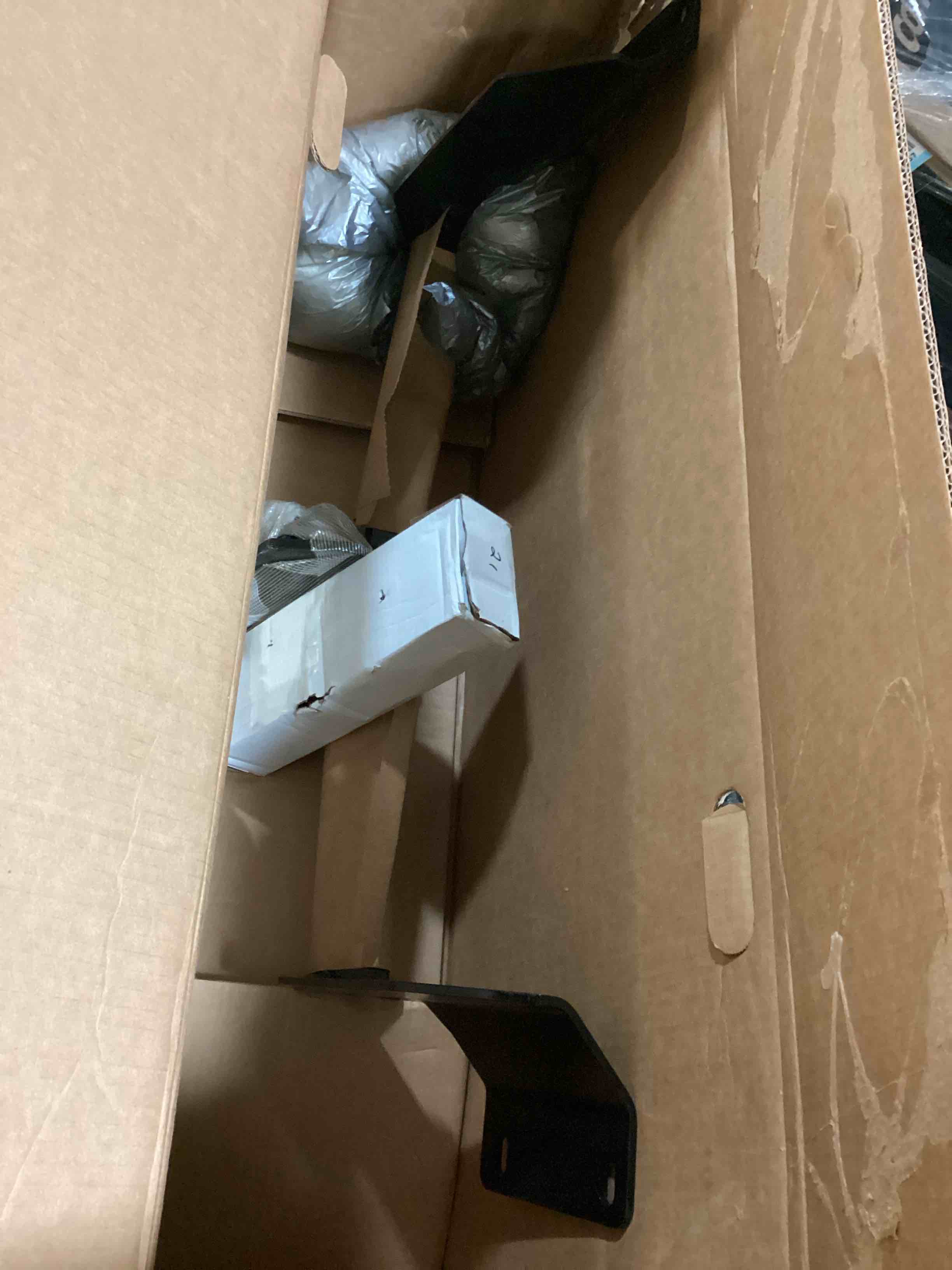 https://s3.amazonaws.com/lotting-images-prod/bidfta/YEL5526282_1700512833360.jpeg