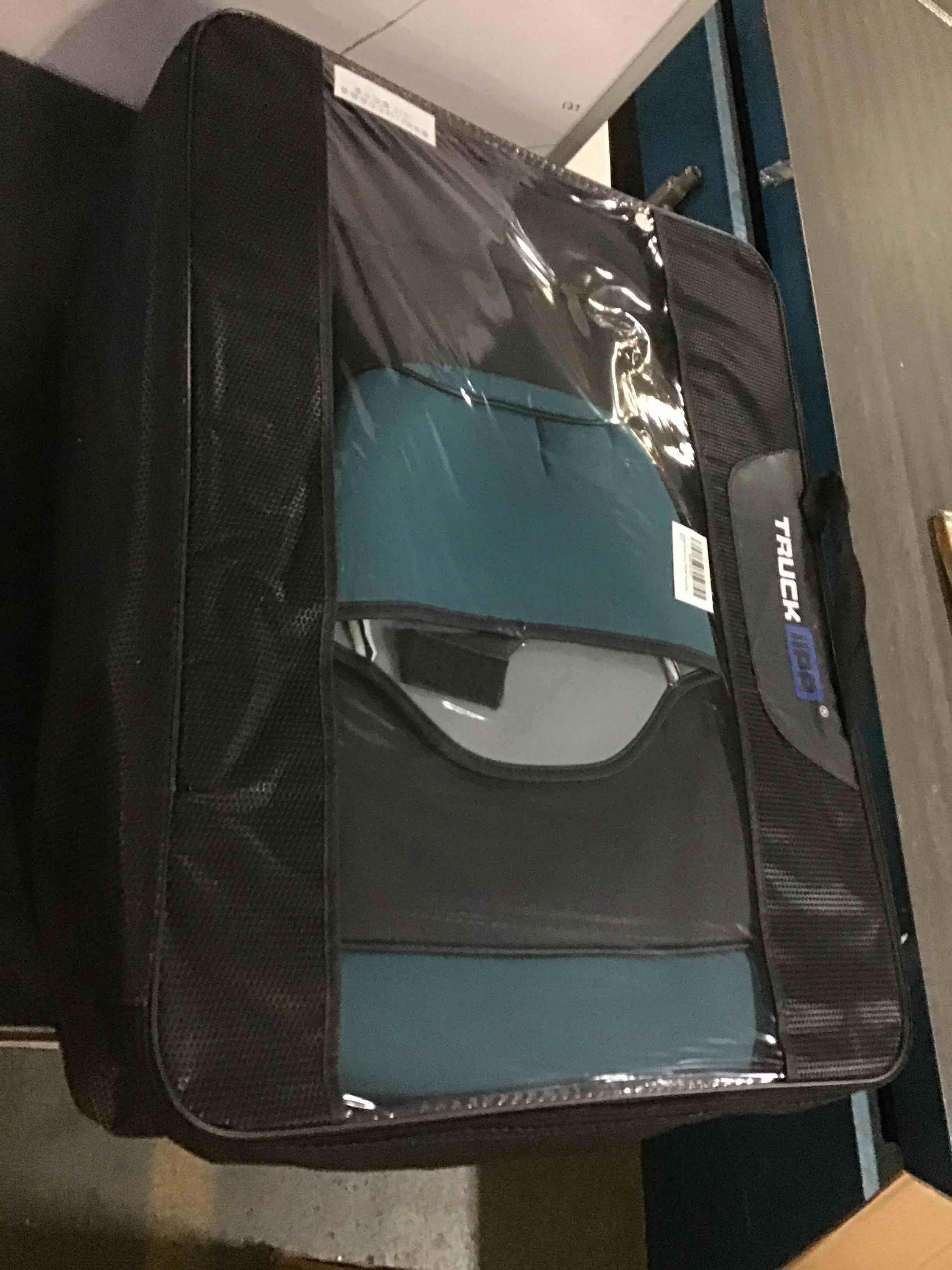 https://s3.amazonaws.com/lotting-images-prod/bidfta/YEL5536745_1696335915770.jpeg