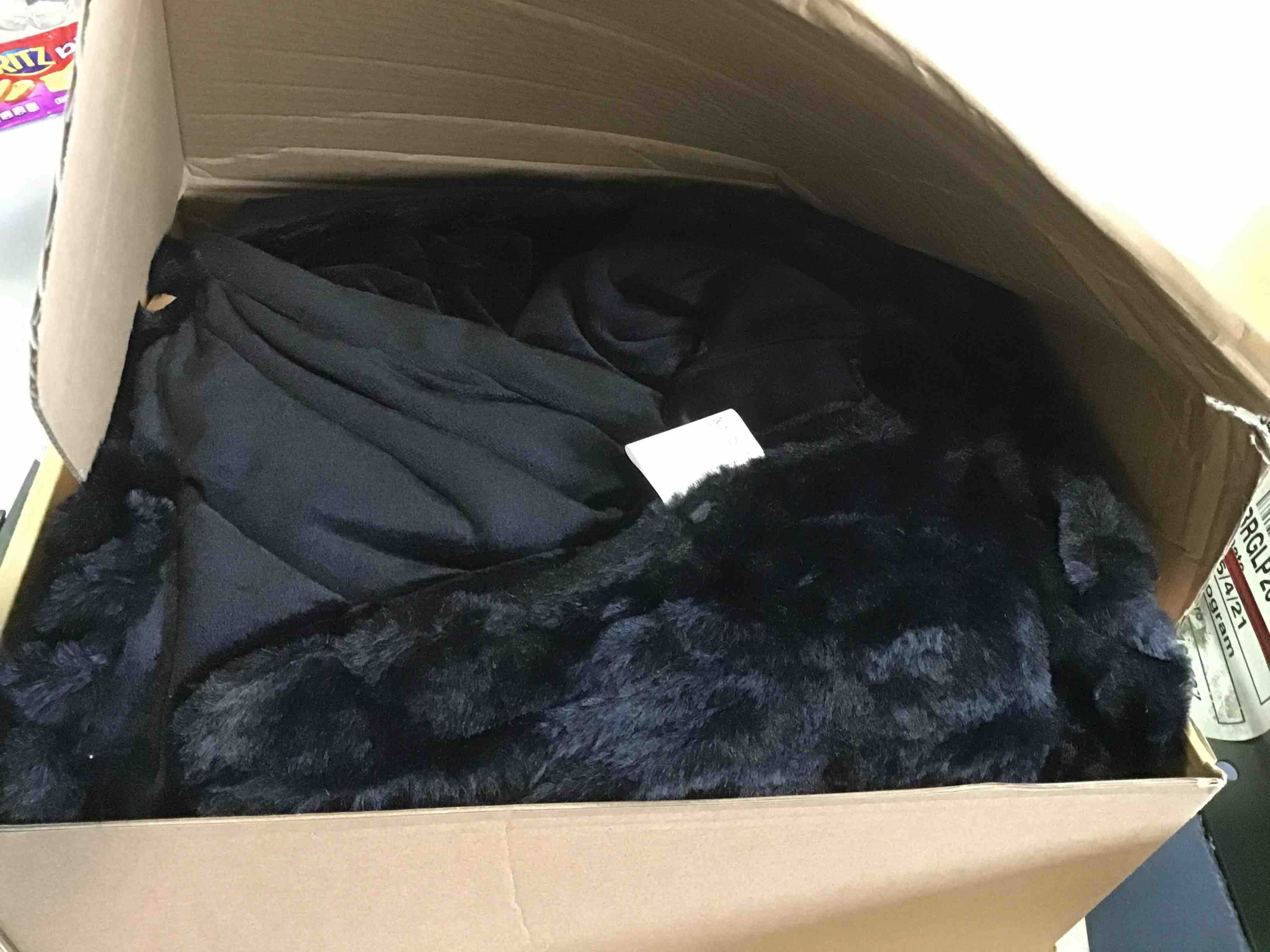 https://s3.amazonaws.com/lotting-images-prod/bidfta/YEL5539201_1695920786787.jpeg