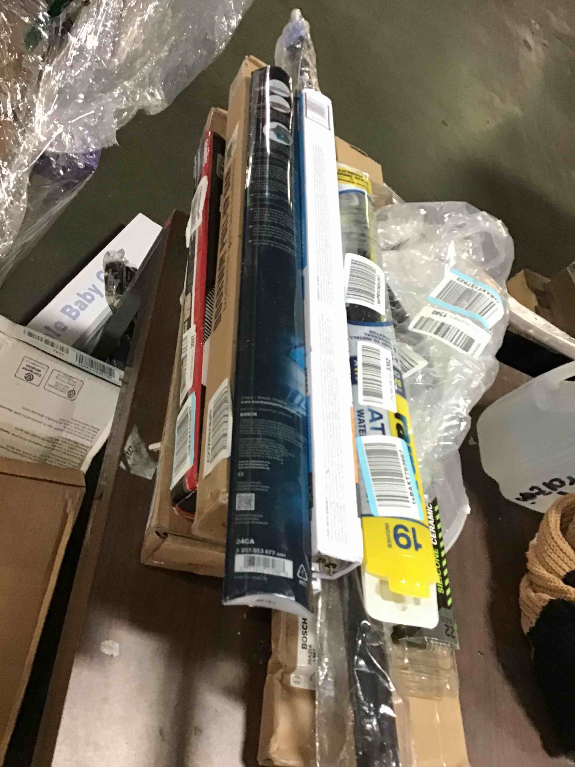 Assorted of  Products for the Maintenance or Decoration of the Home (it can include a variety of sizes and models)pieces for cars 