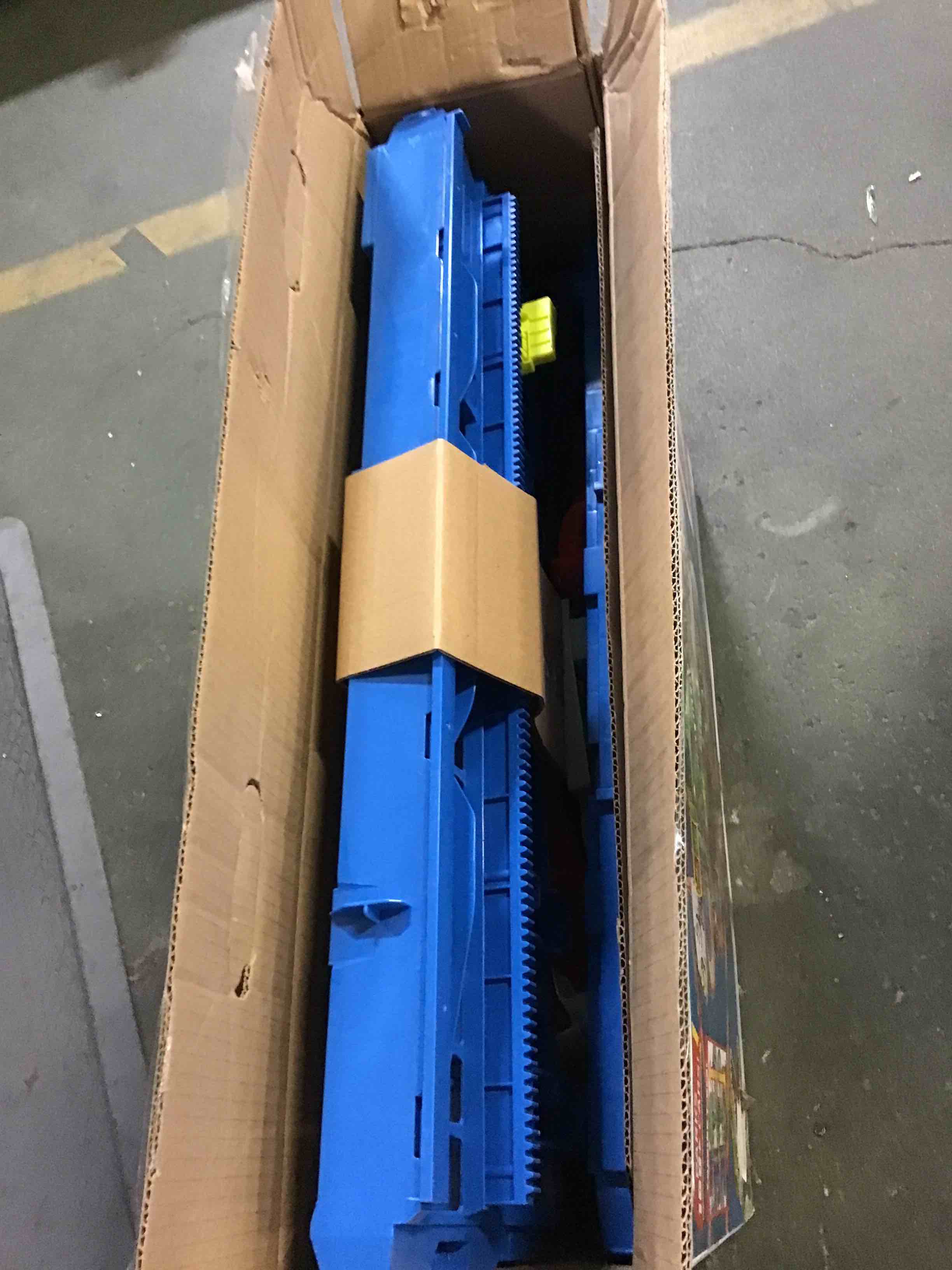 https://s3.amazonaws.com/lotting-images-prod/bidfta/YEL5596471_1699630791755.jpeg