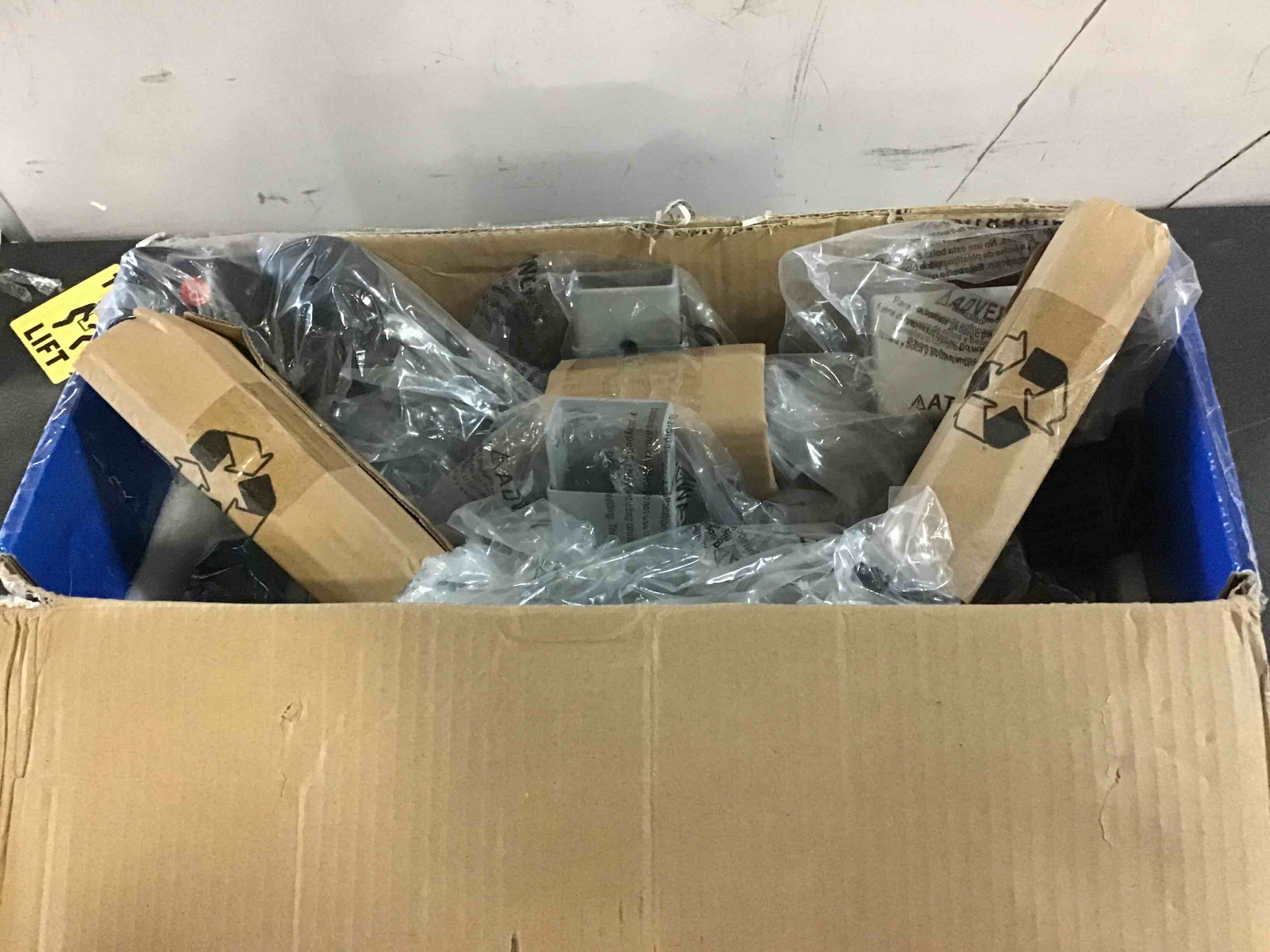 https://s3.amazonaws.com/lotting-images-prod/bidfta/YEL5596519_1699650858640.jpeg
