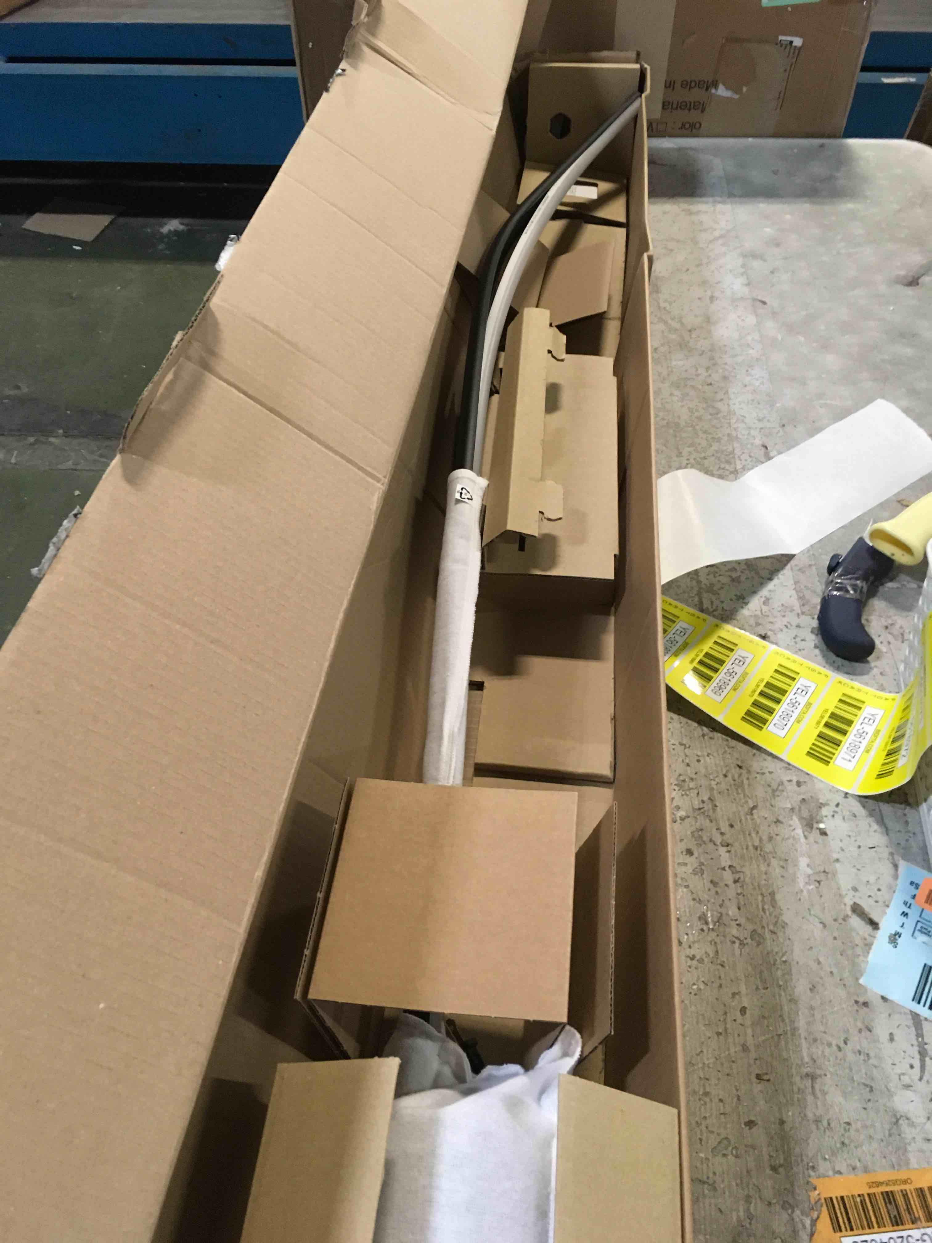 https://s3.amazonaws.com/lotting-images-prod/bidfta/YEL5618968_1702924448291.jpeg