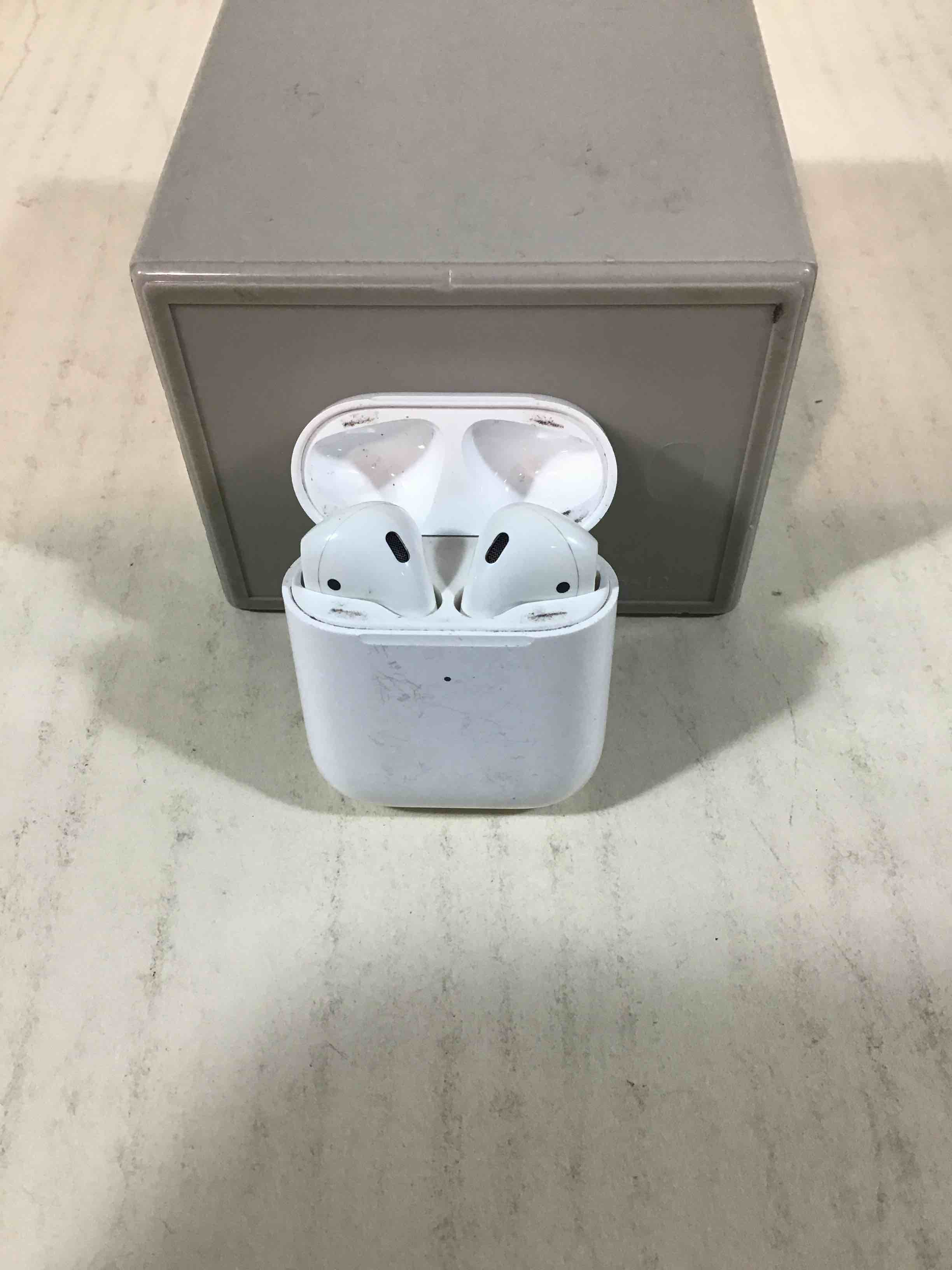 Apple AirPods 