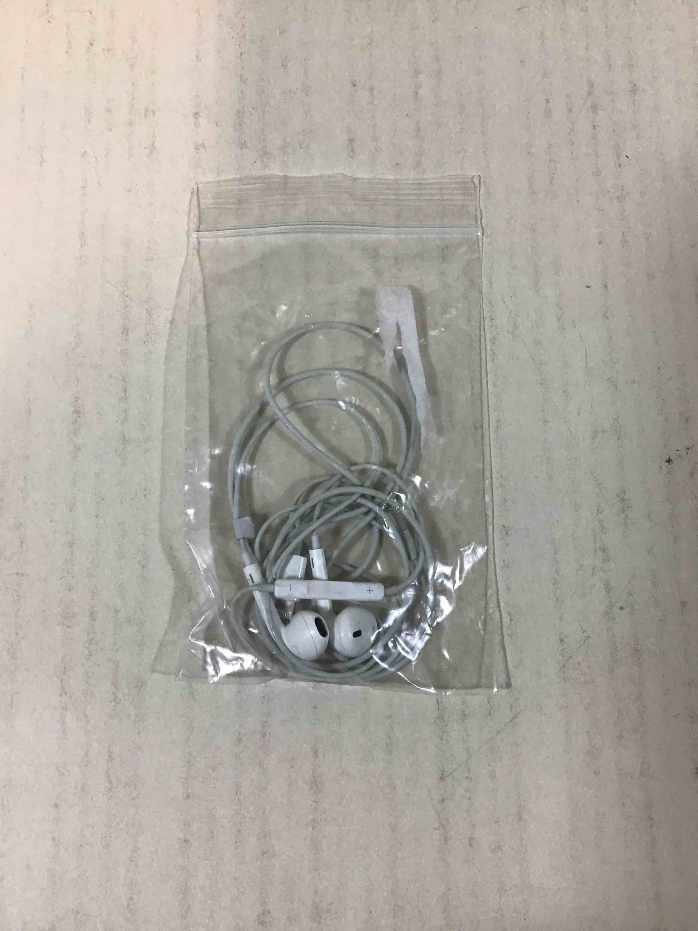 Apple EarPods With Lightning Connector 