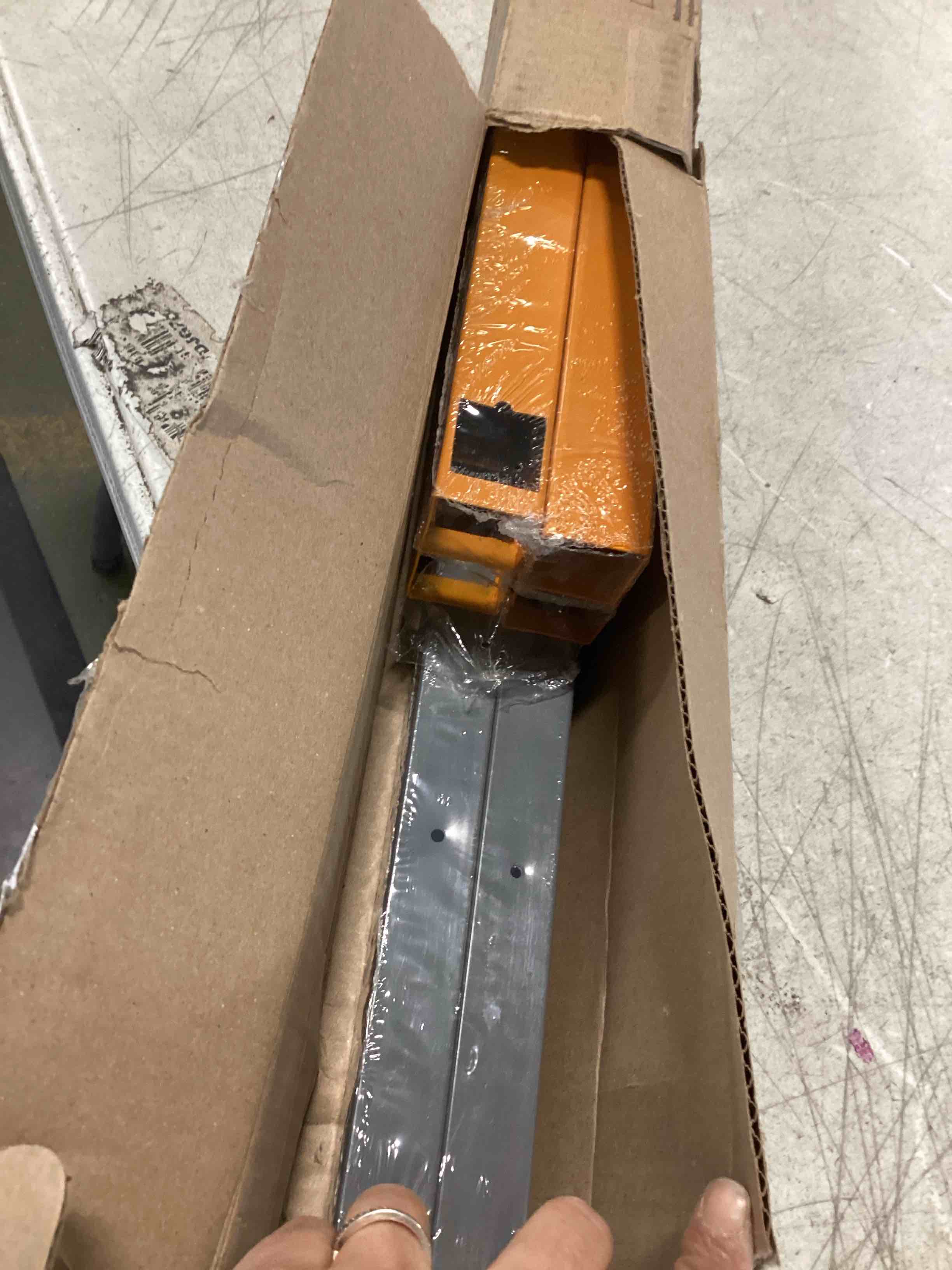 https://s3.amazonaws.com/lotting-images-prod/bidfta/YEL5683600_1707076260217.jpeg