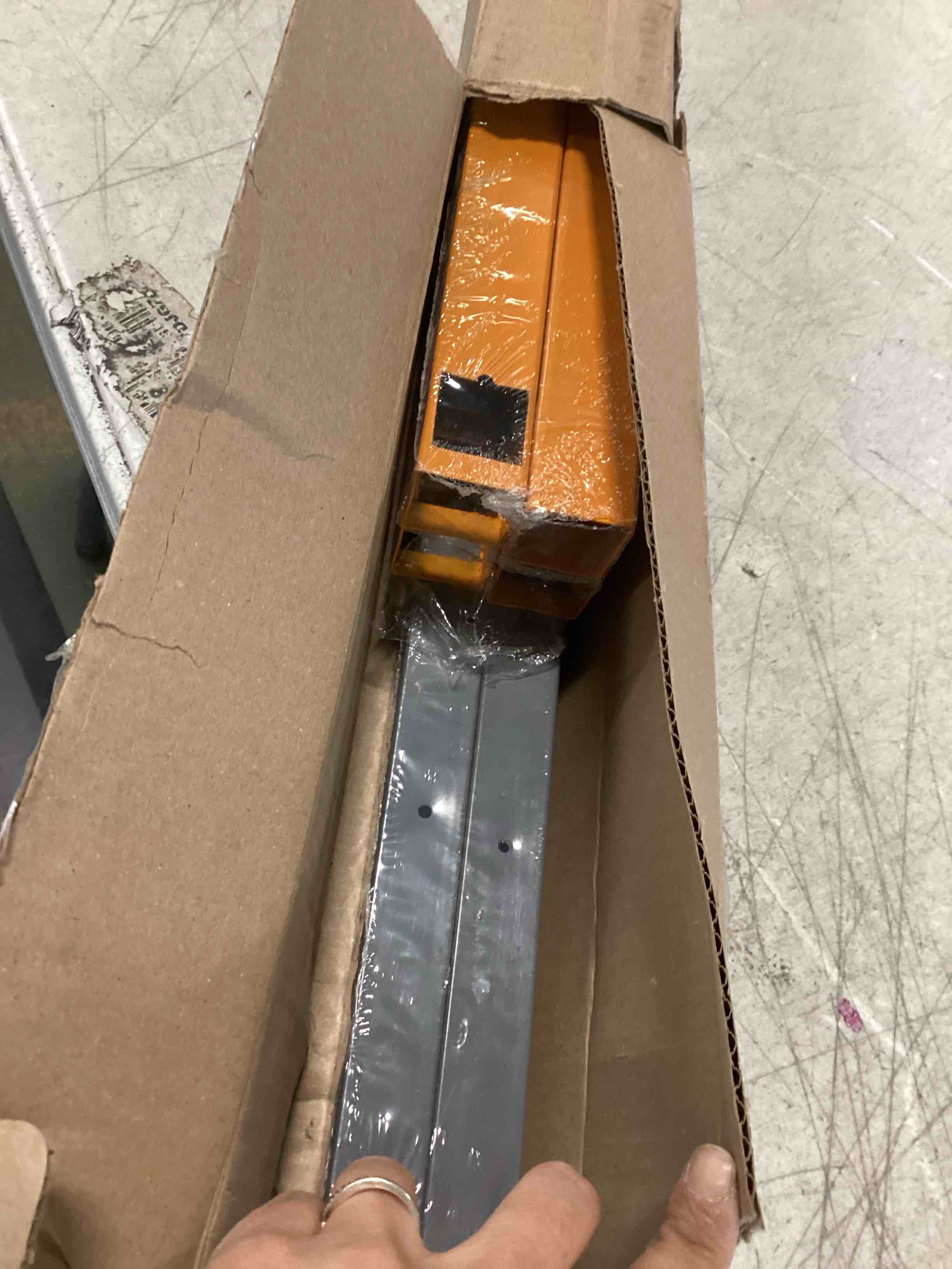 https://s3.amazonaws.com/lotting-images-prod/bidfta/YEL5683600_1707076261088.jpeg