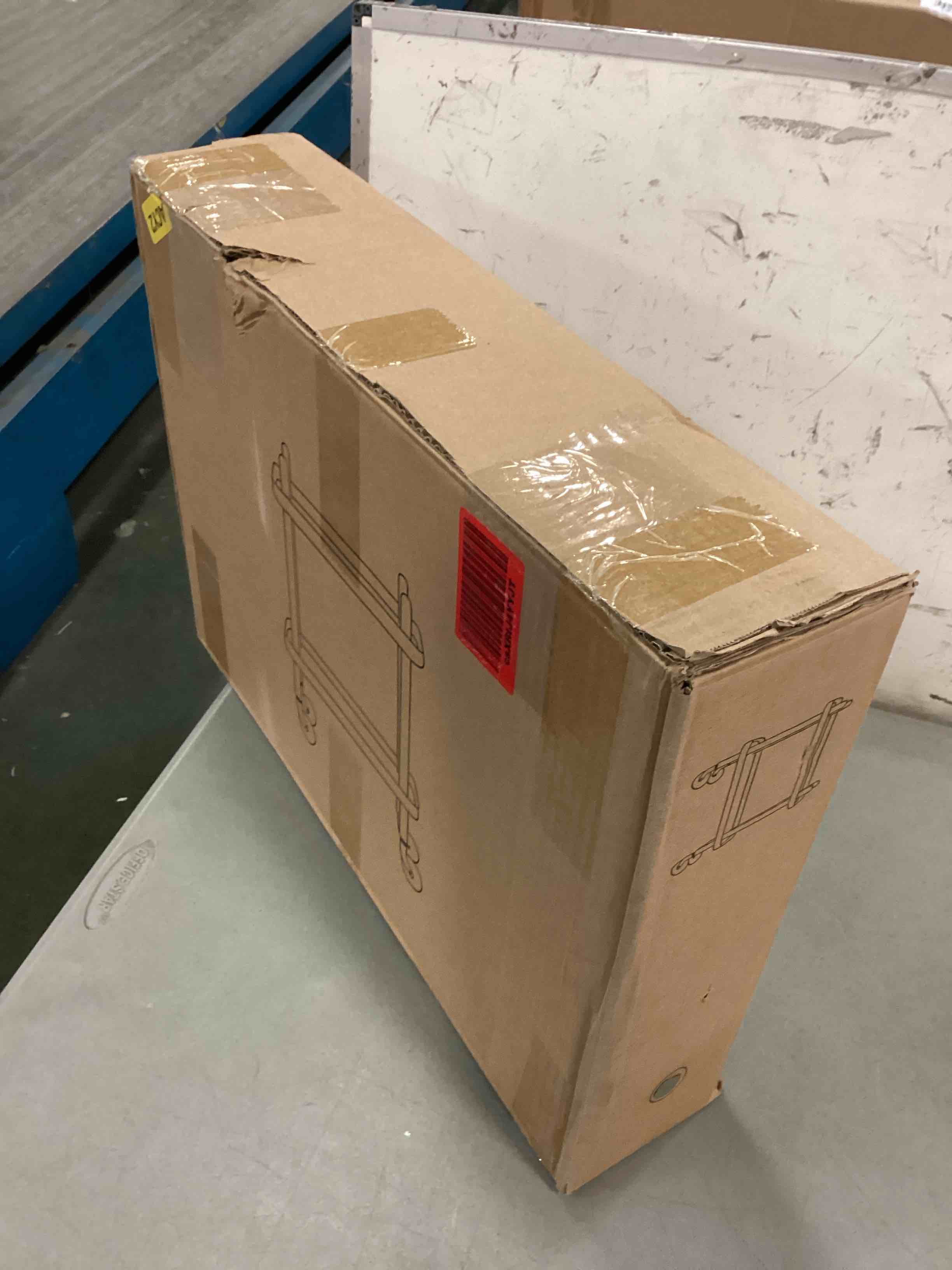 https://s3.amazonaws.com/lotting-images-prod/bidfta/YEL5690001_1706716172638.jpeg