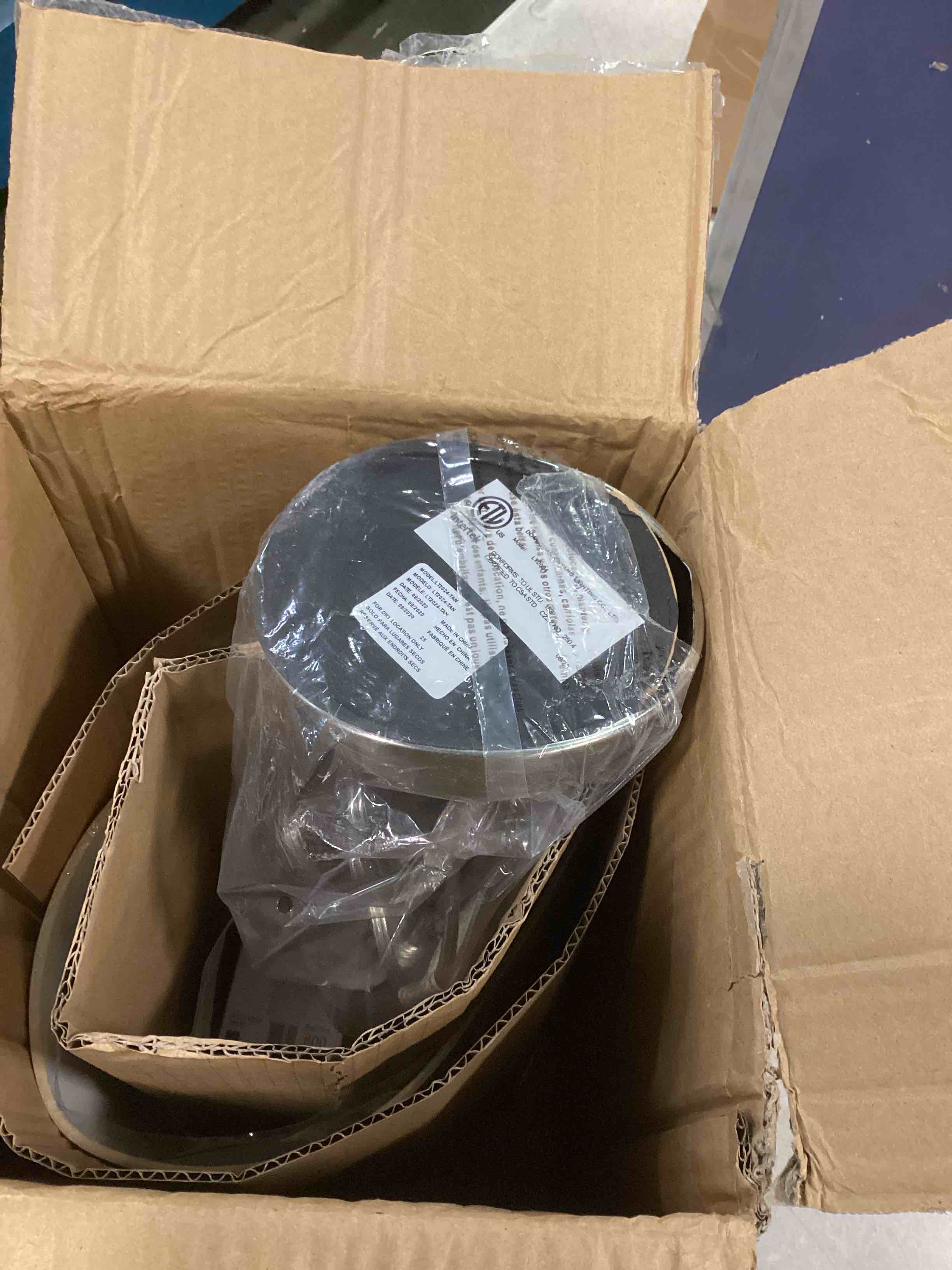 https://s3.amazonaws.com/lotting-images-prod/bidfta/YEL5691302_1707146432190.jpeg
