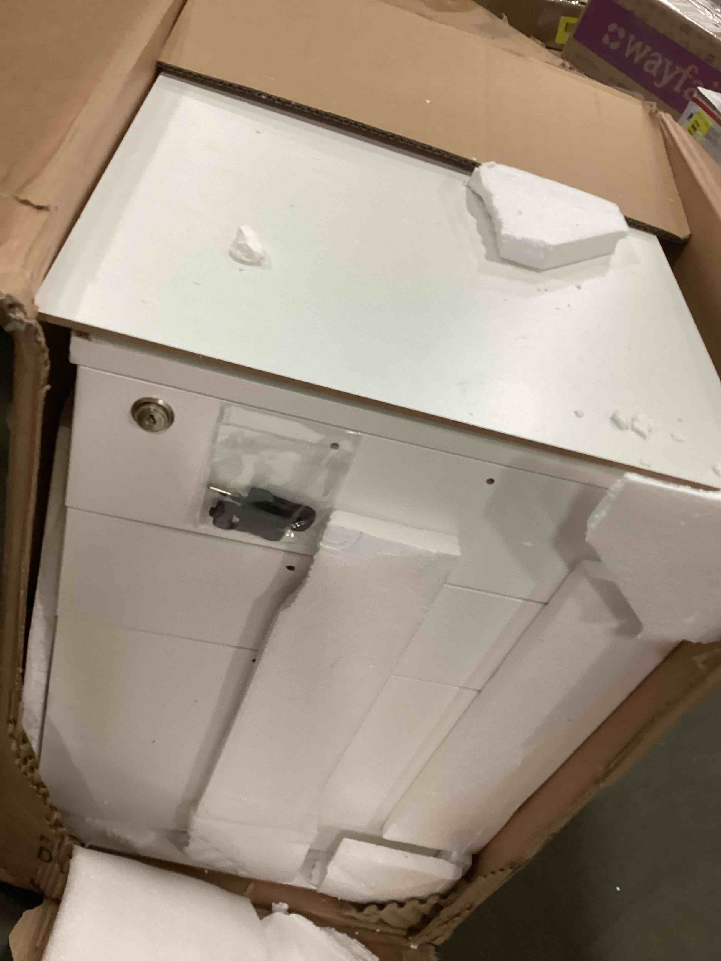 https://s3.amazonaws.com/lotting-images-prod/bidfta/YEL5692918_1709731470089.jpeg