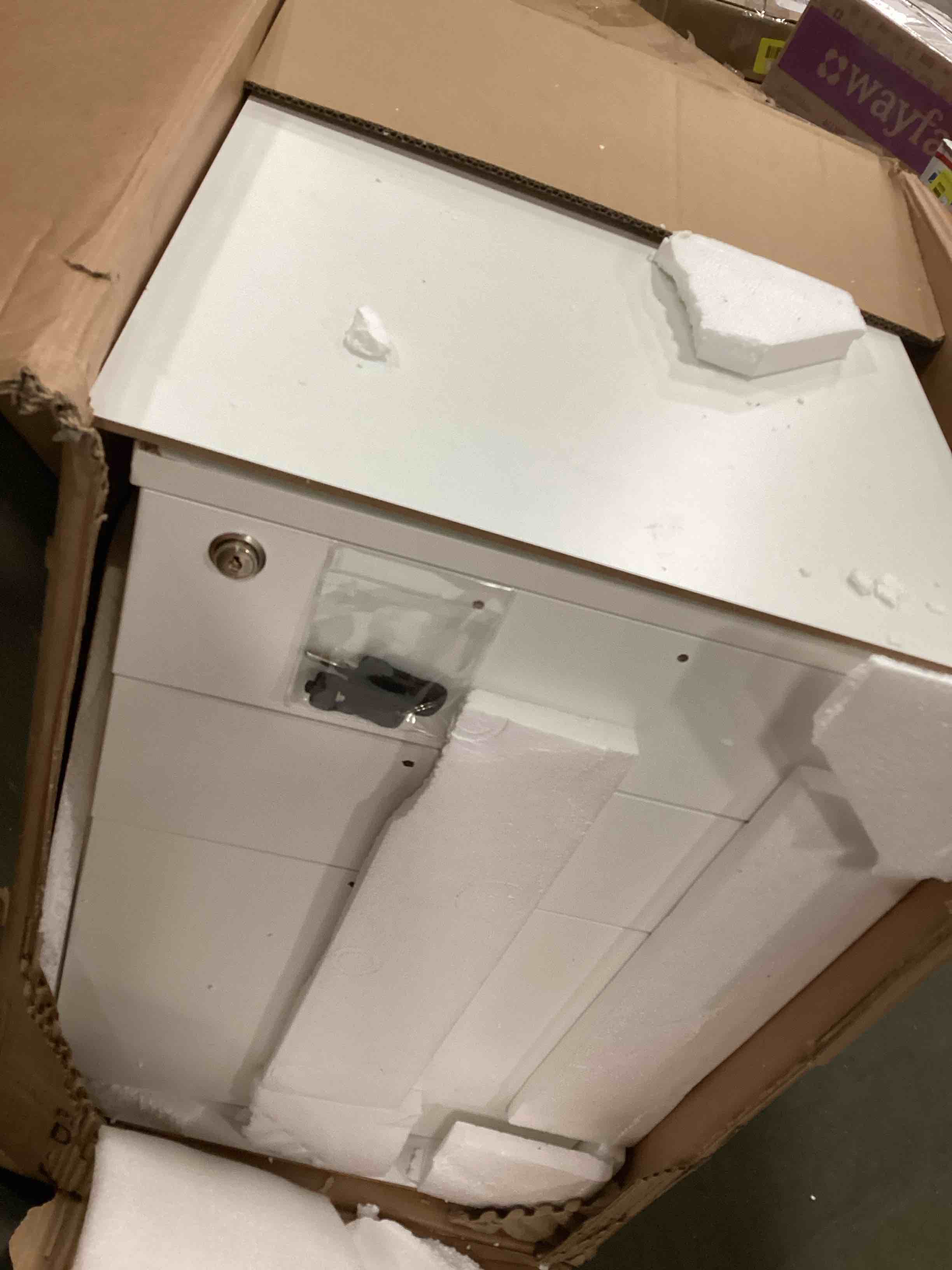 https://s3.amazonaws.com/lotting-images-prod/bidfta/YEL5692918_1709731470887.jpeg