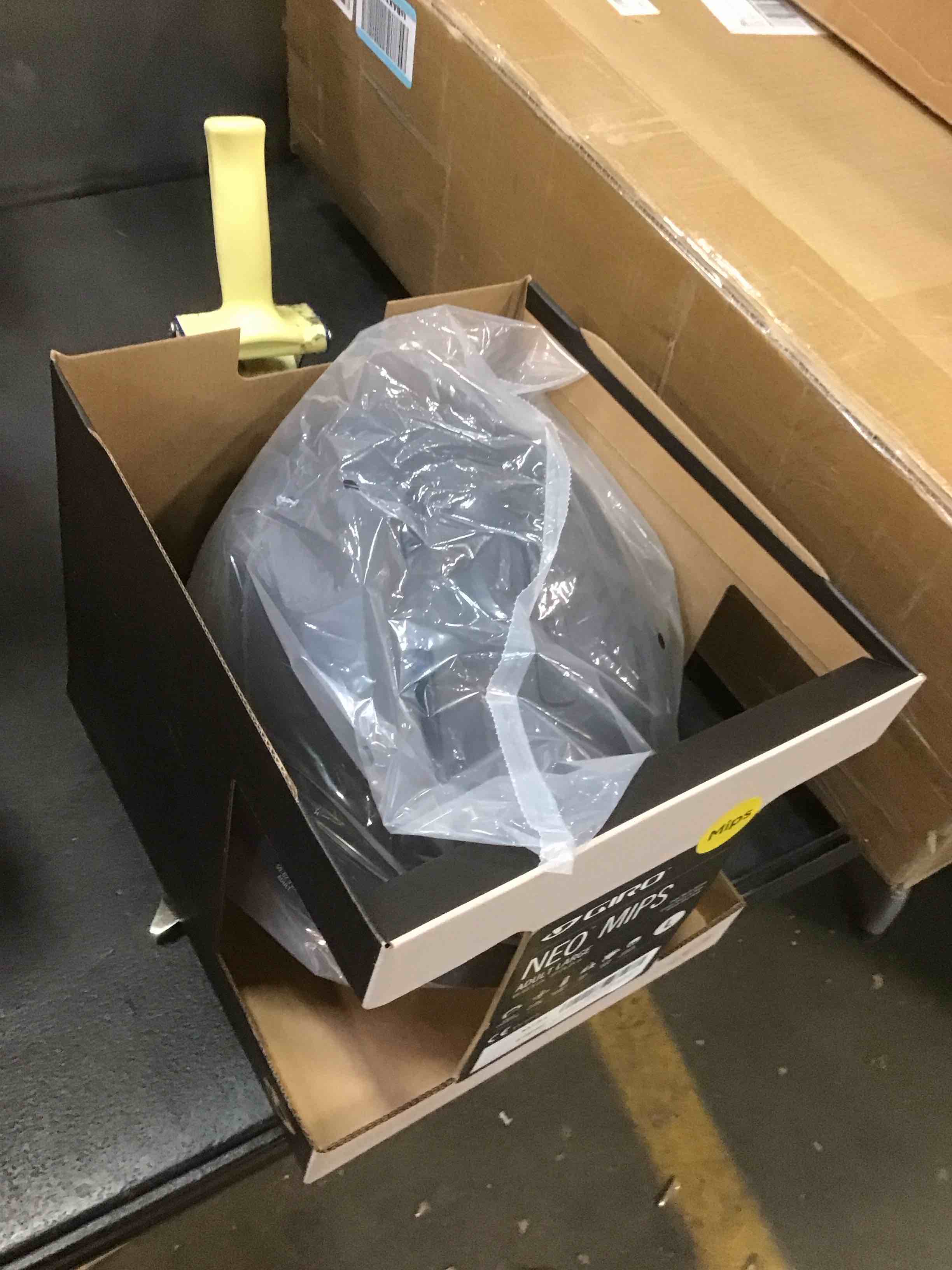 https://s3.amazonaws.com/lotting-images-prod/bidfta/YEL5695200_1706899032543.jpeg