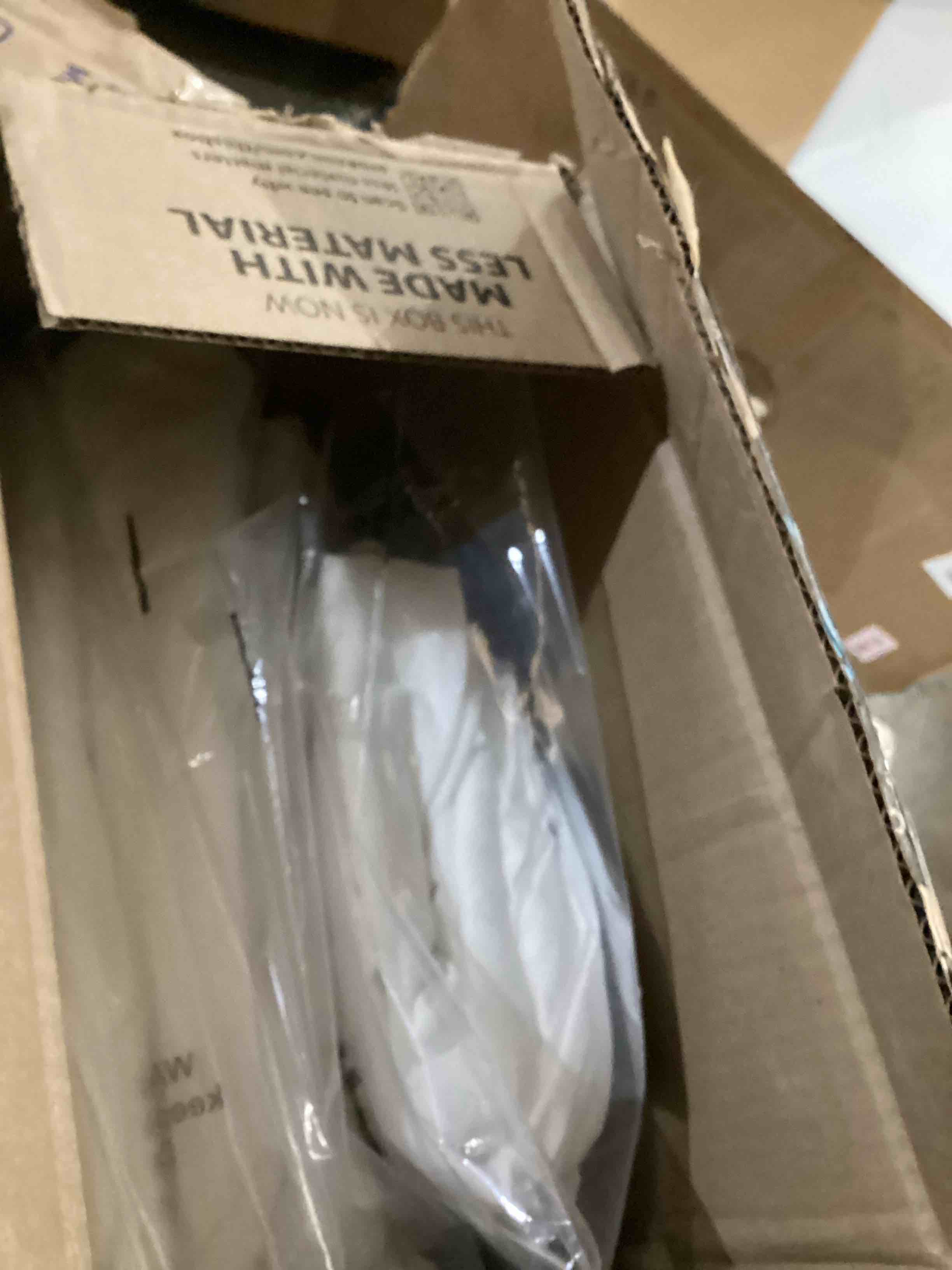 https://s3.amazonaws.com/lotting-images-prod/bidfta/YEL5709732_1727699839342.jpeg