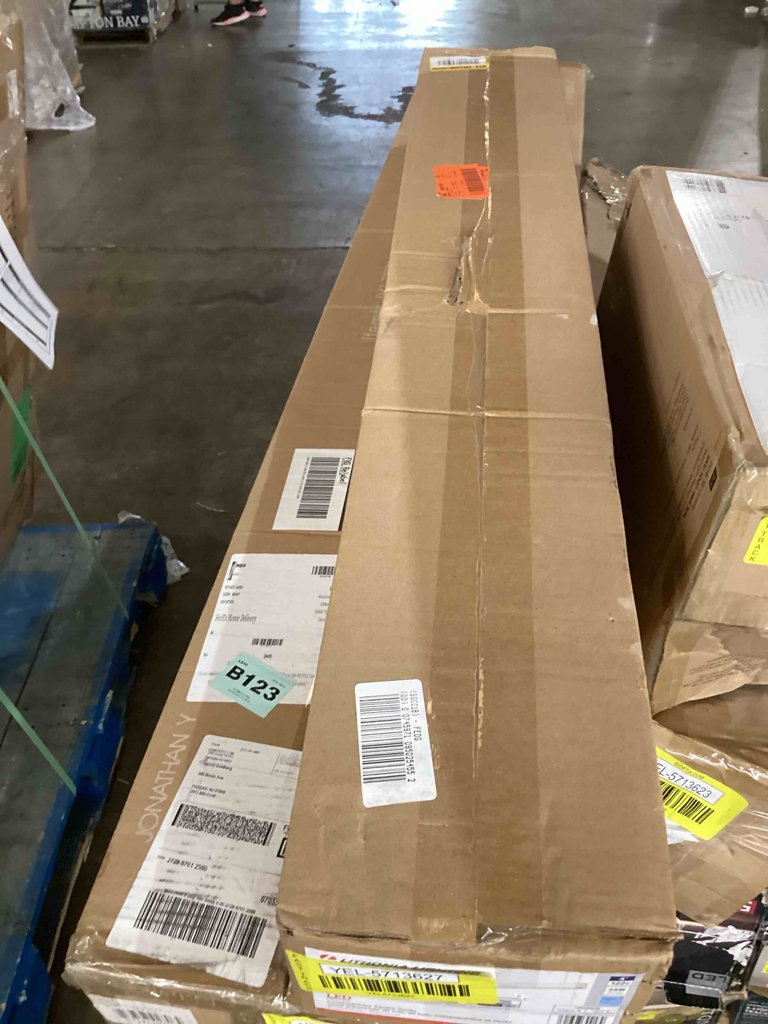 https://s3.amazonaws.com/lotting-images-prod/bidfta/YEL5713627_1716404704092.jpeg