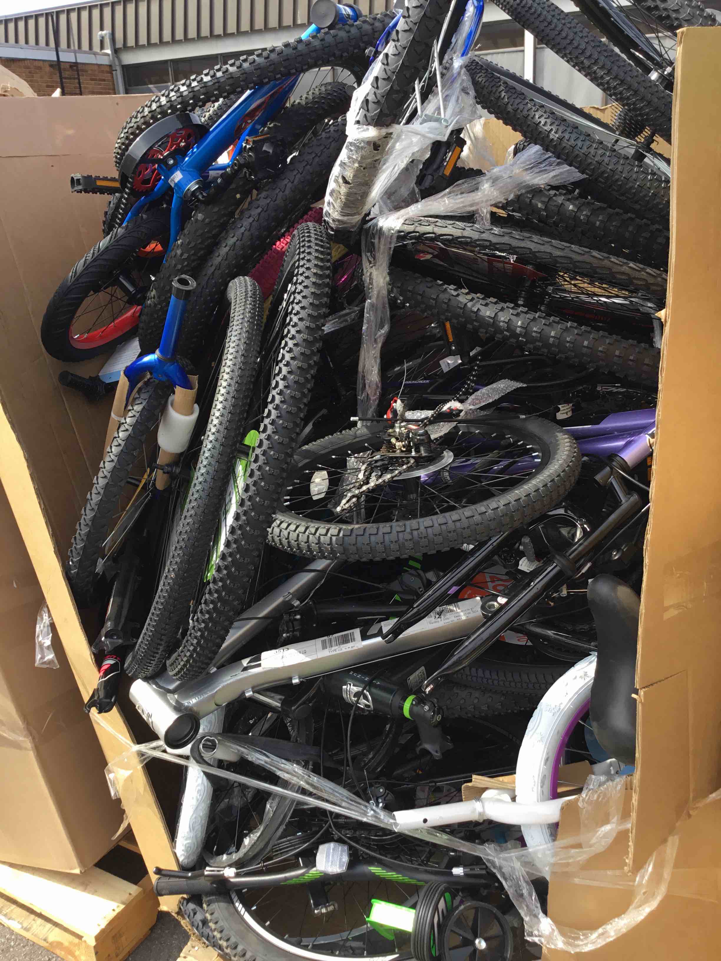 1 palet) assortment of bicycle parts including tires, handlebars, saddles( kids,adults,( different styles) 