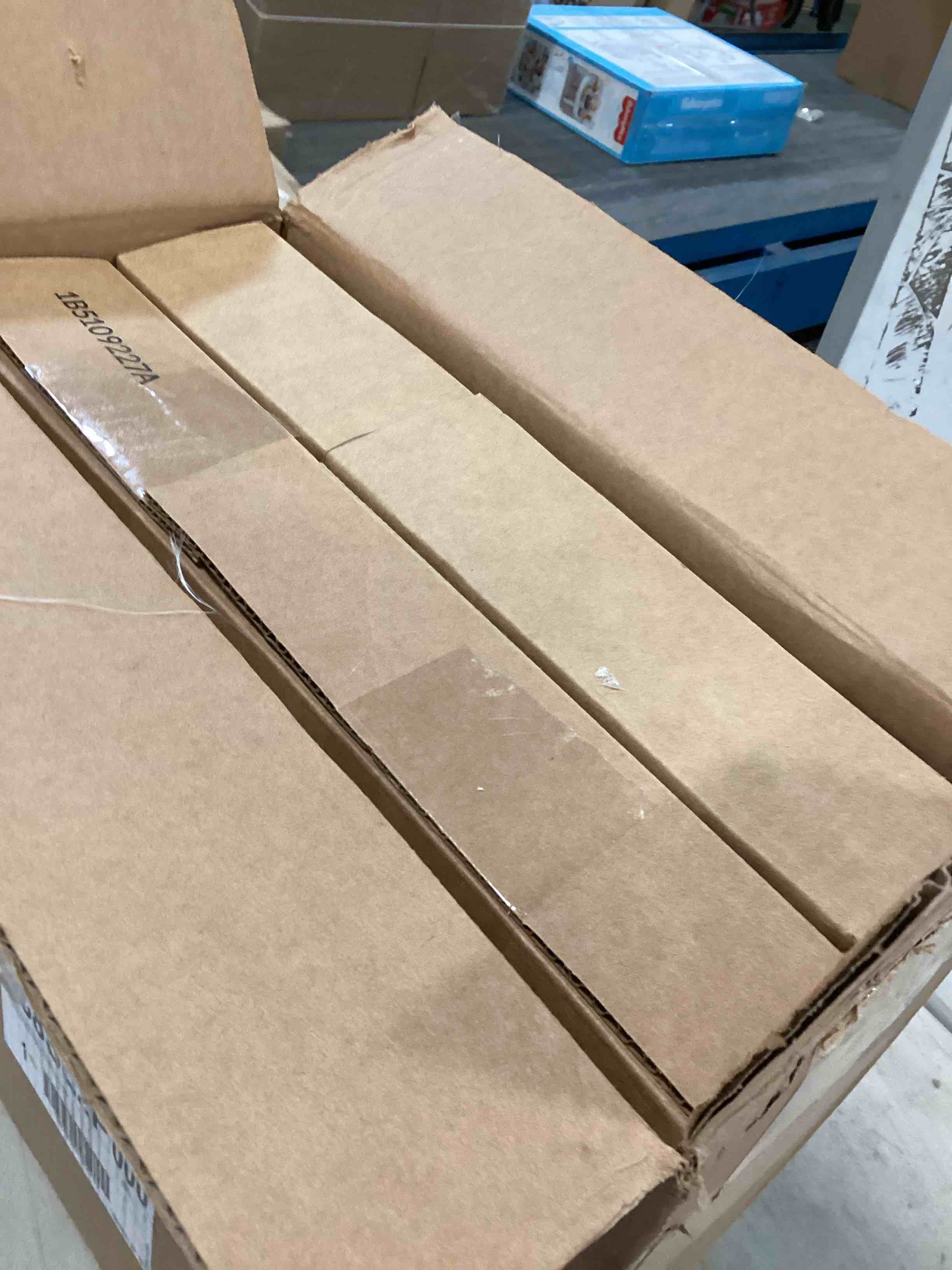 https://s3.amazonaws.com/lotting-images-prod/bidfta/YEL5729112_1710519536886.jpeg