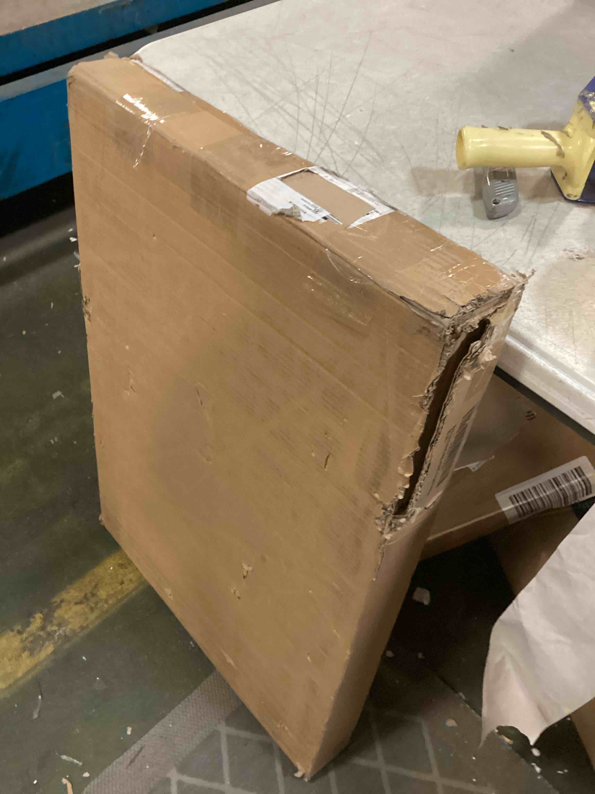 https://s3.amazonaws.com/lotting-images-prod/bidfta/YEL5738103_1709750032199.jpeg