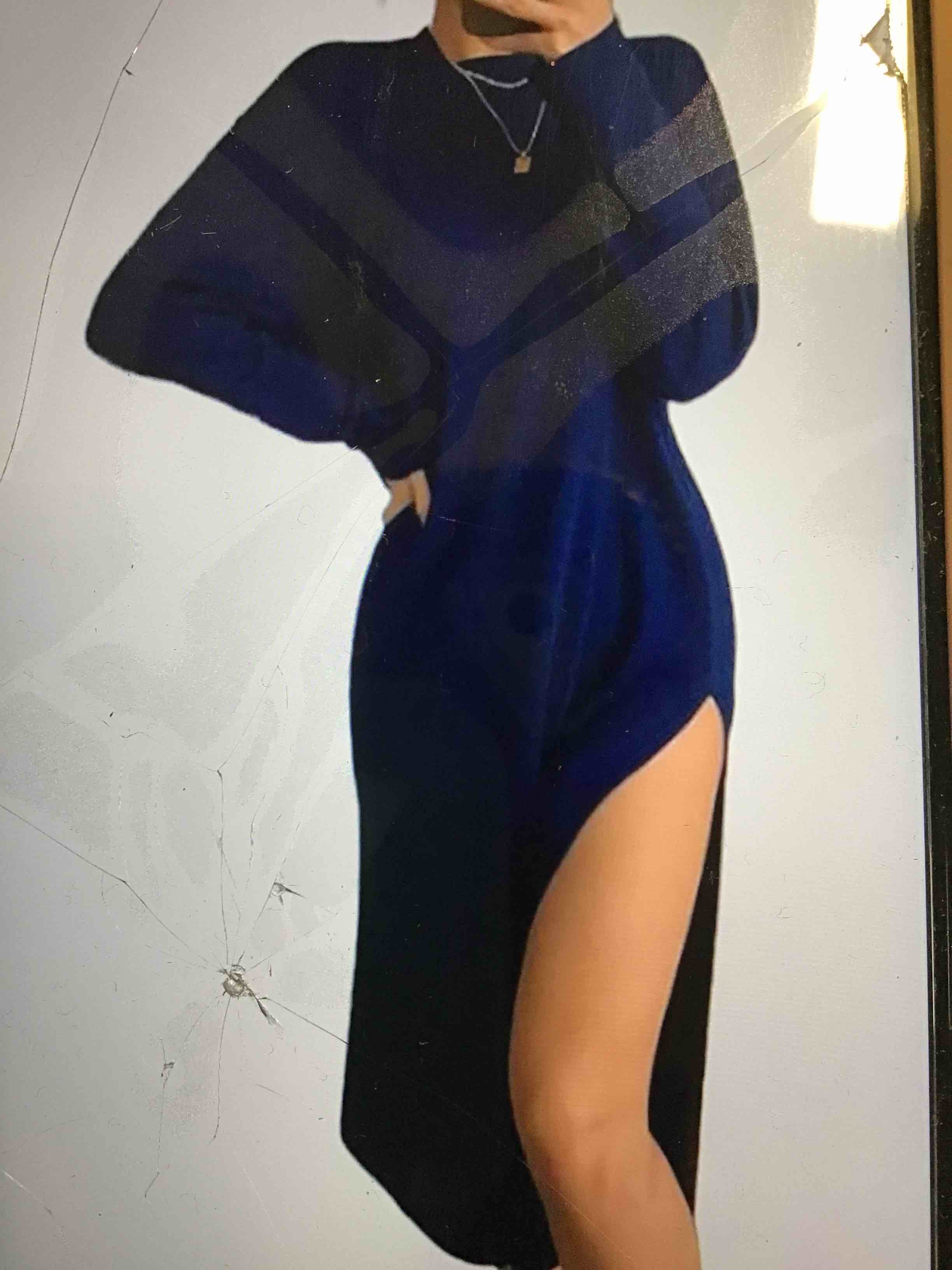 (Size L).  midi dress with round neck and long sleeves, dropped shoulders, split hem, with thigh opening, royal blue