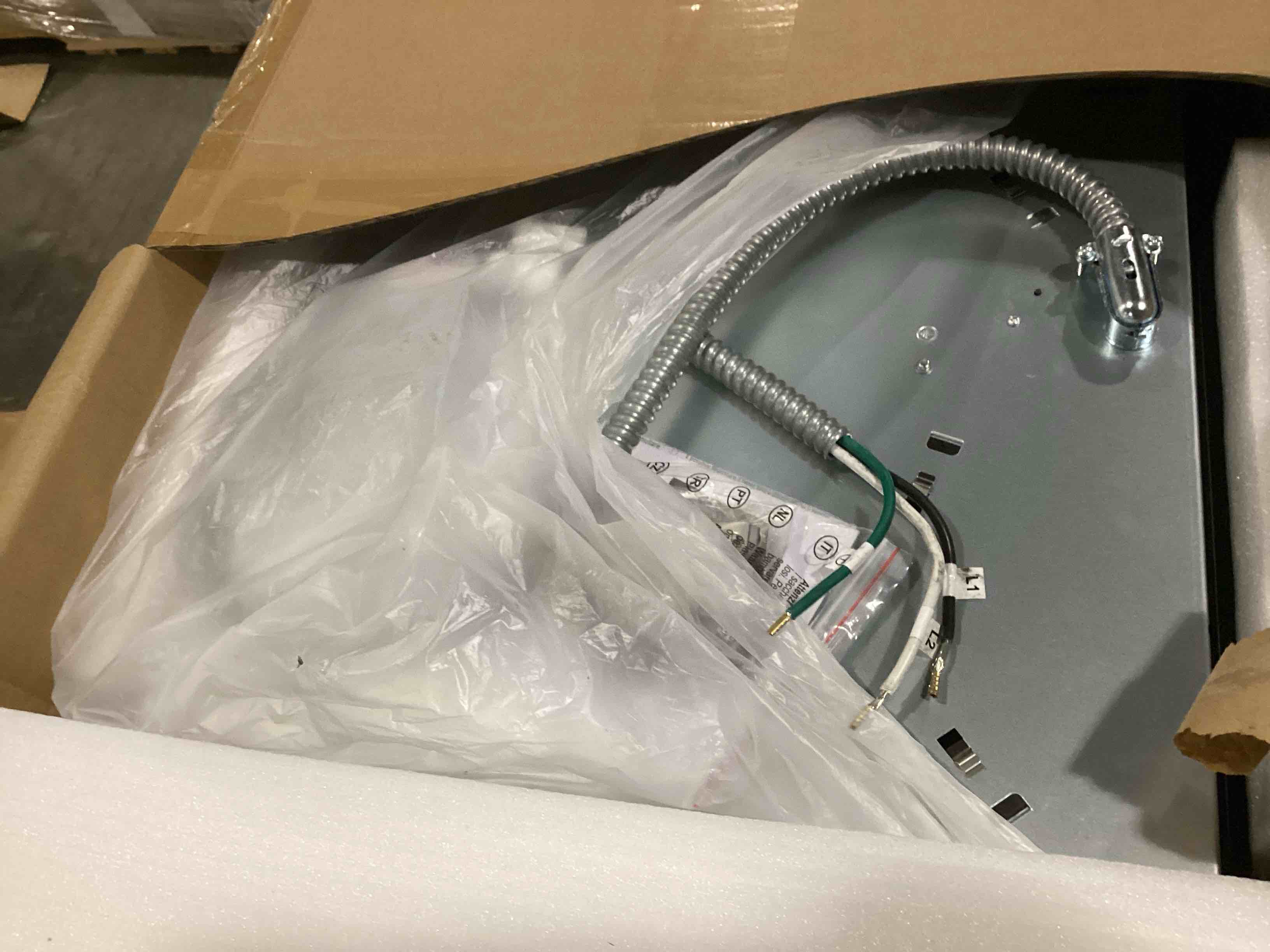 https://s3.amazonaws.com/lotting-images-prod/bidfta/YEL5836425_1723731695284.jpeg