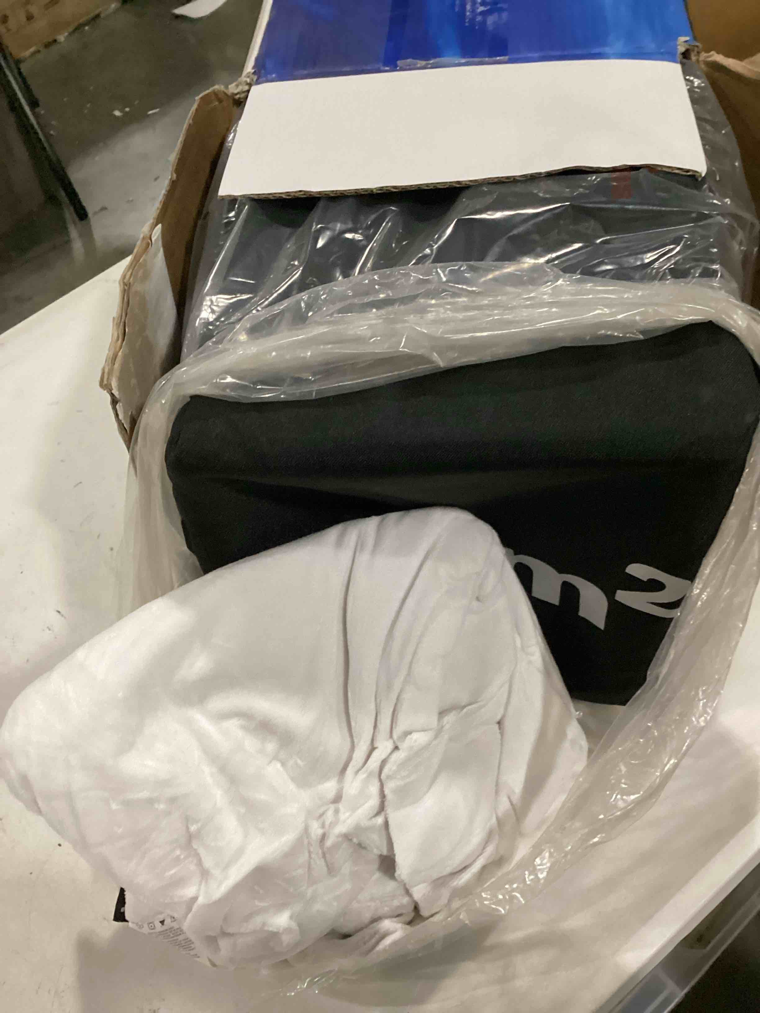 https://s3.amazonaws.com/lotting-images-prod/bidfta/YEL5838008_1722971307906.jpeg