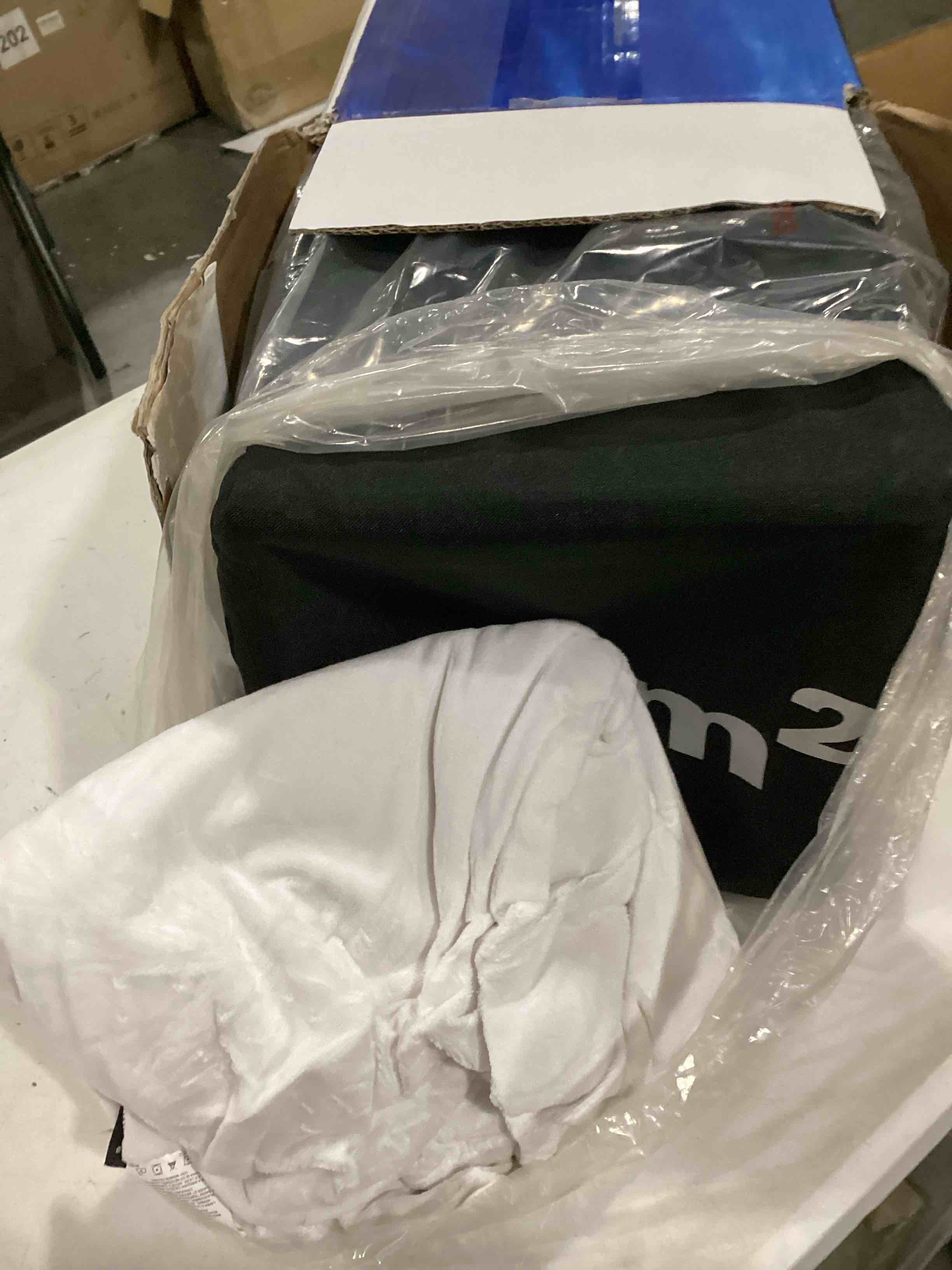 https://s3.amazonaws.com/lotting-images-prod/bidfta/YEL5838008_1722971308721.jpeg
