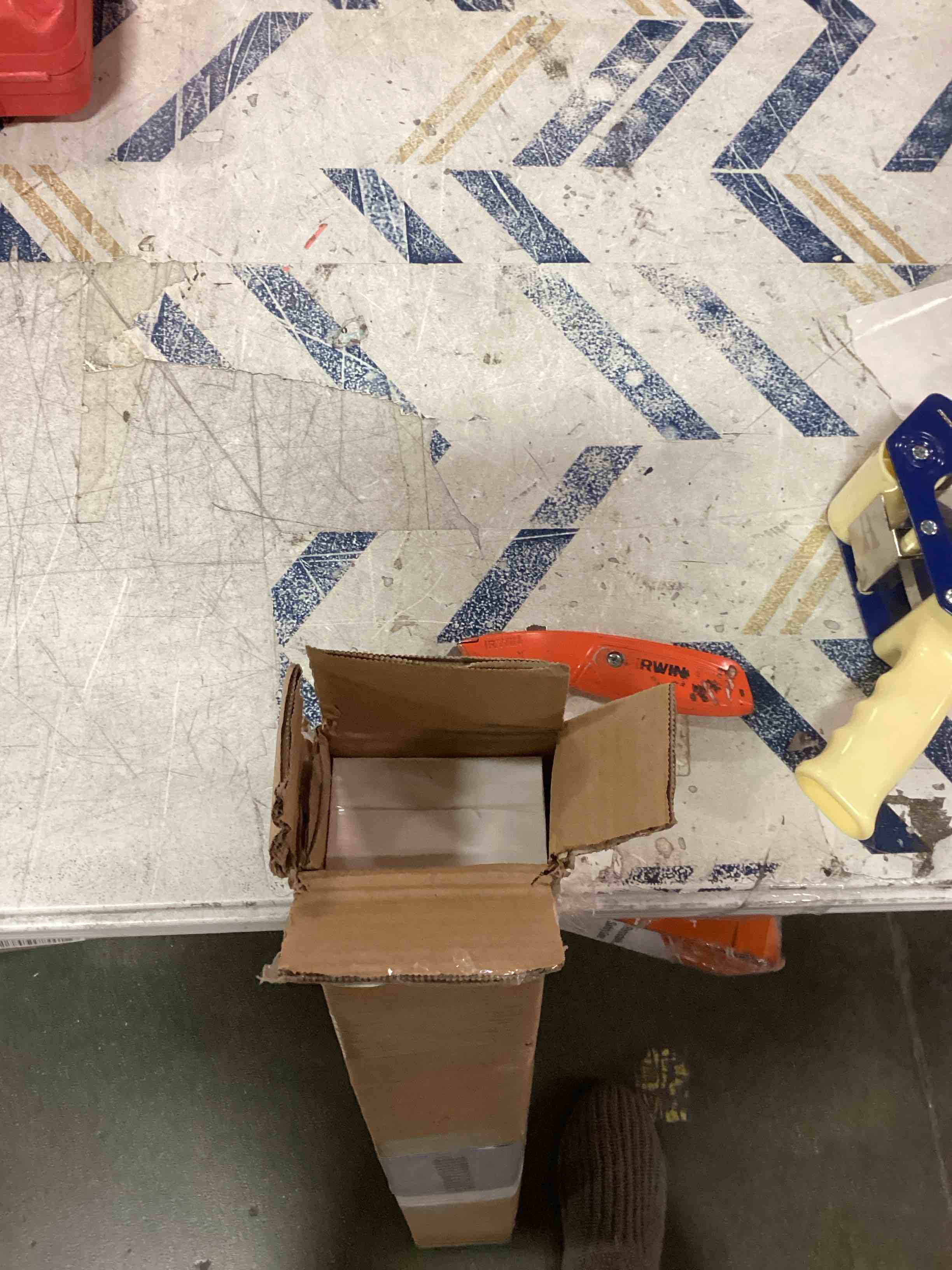 https://s3.amazonaws.com/lotting-images-prod/bidfta/YEL5906263_1711483404604.jpeg
