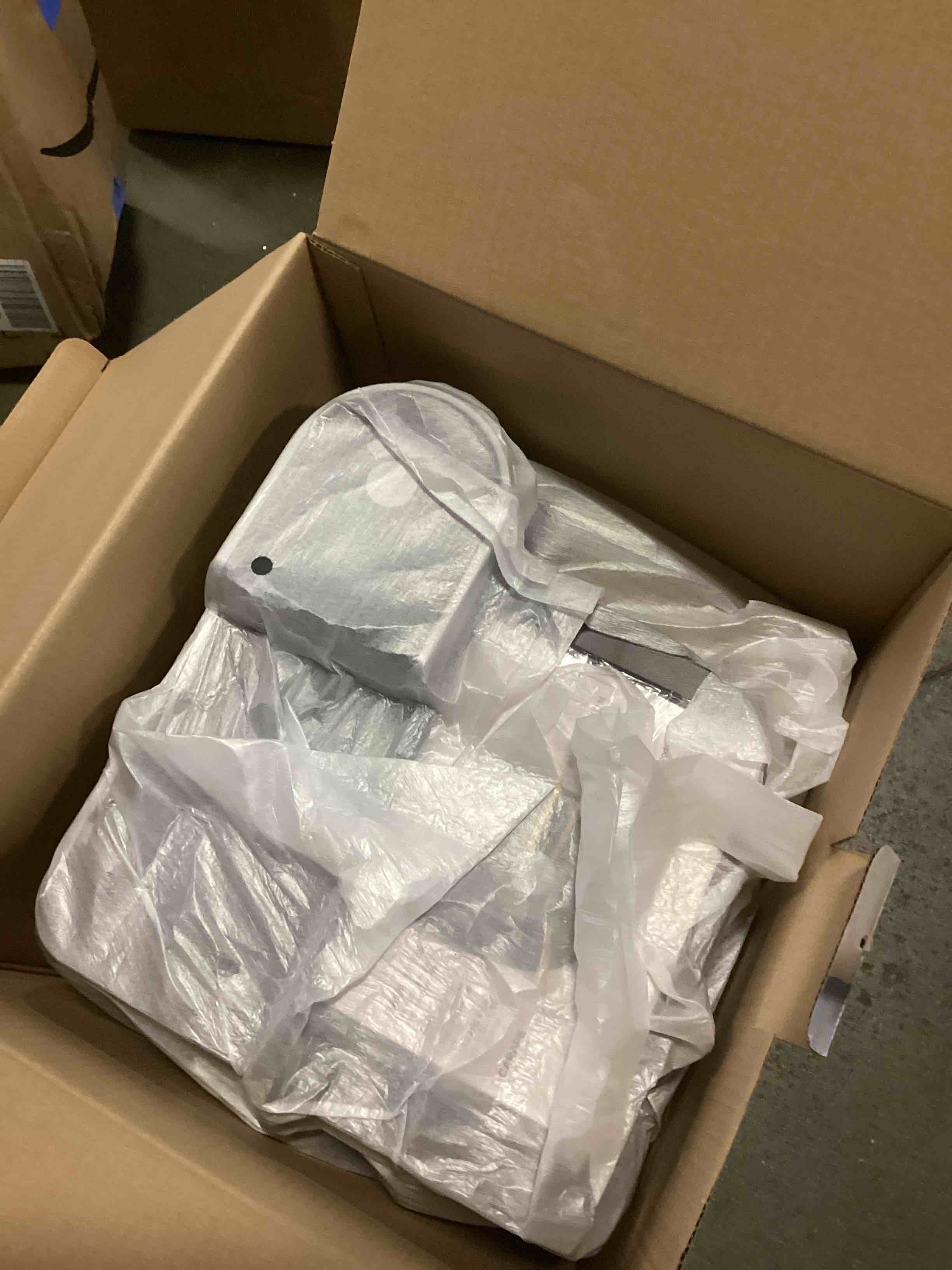 https://s3.amazonaws.com/lotting-images-prod/bidfta/YEL5909901_1711455754116.jpeg