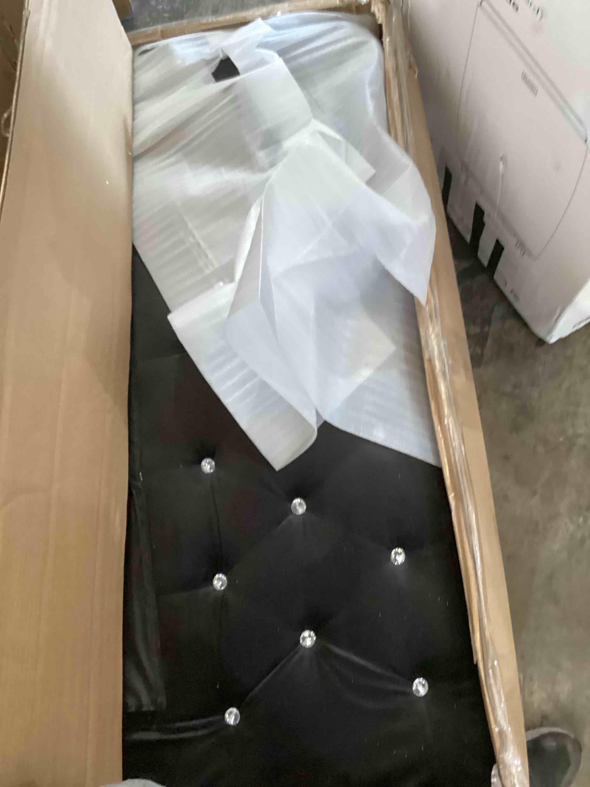 https://s3.amazonaws.com/lotting-images-prod/bidfta/YEL5931811_1720450029501.jpeg