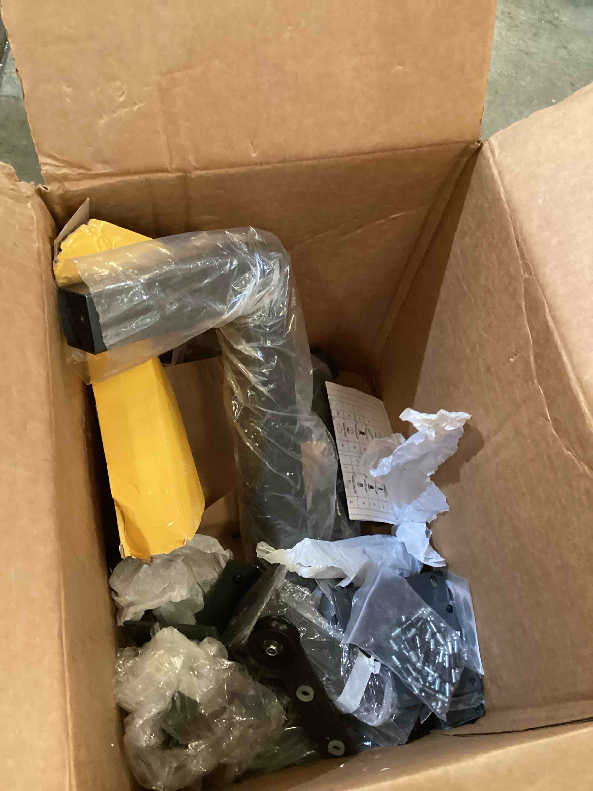 https://s3.amazonaws.com/lotting-images-prod/bidfta/YEL5933814_1721928718554.jpeg