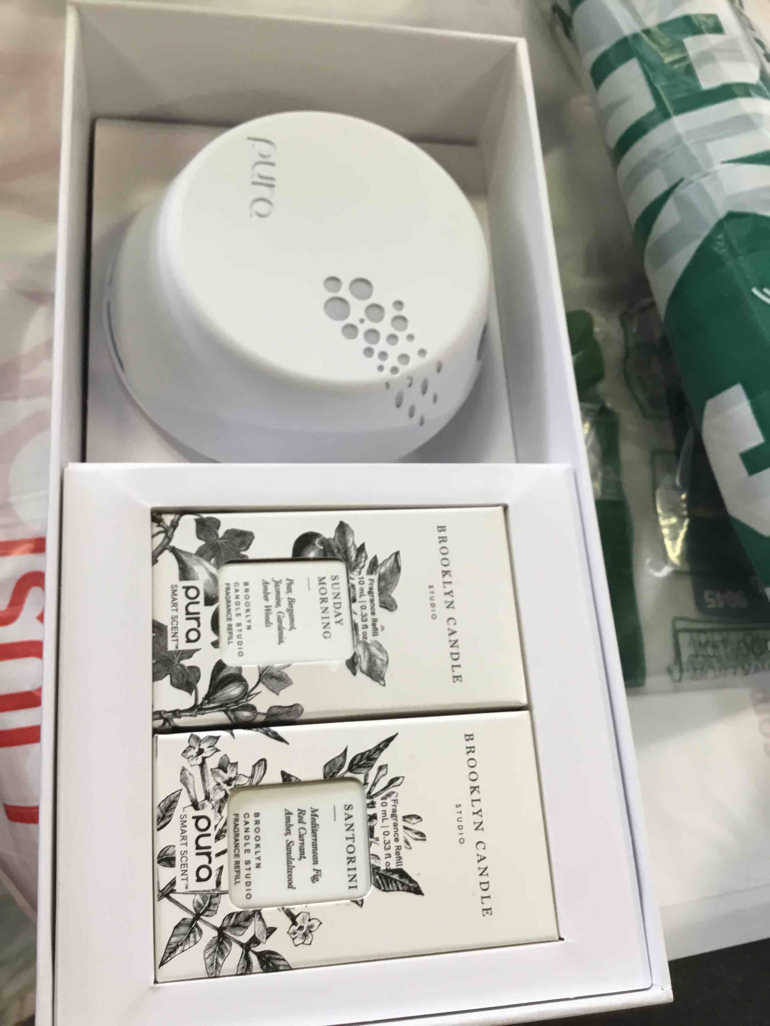 Pura - Juego de inicio de dispositivo de fragancia Smart Home V3 - Difusor de aroma para hogares, dormitorios y salas de estar - Incluye difusor de aroma de fragancia y dos fragancias - Brooklyn Candle Studio