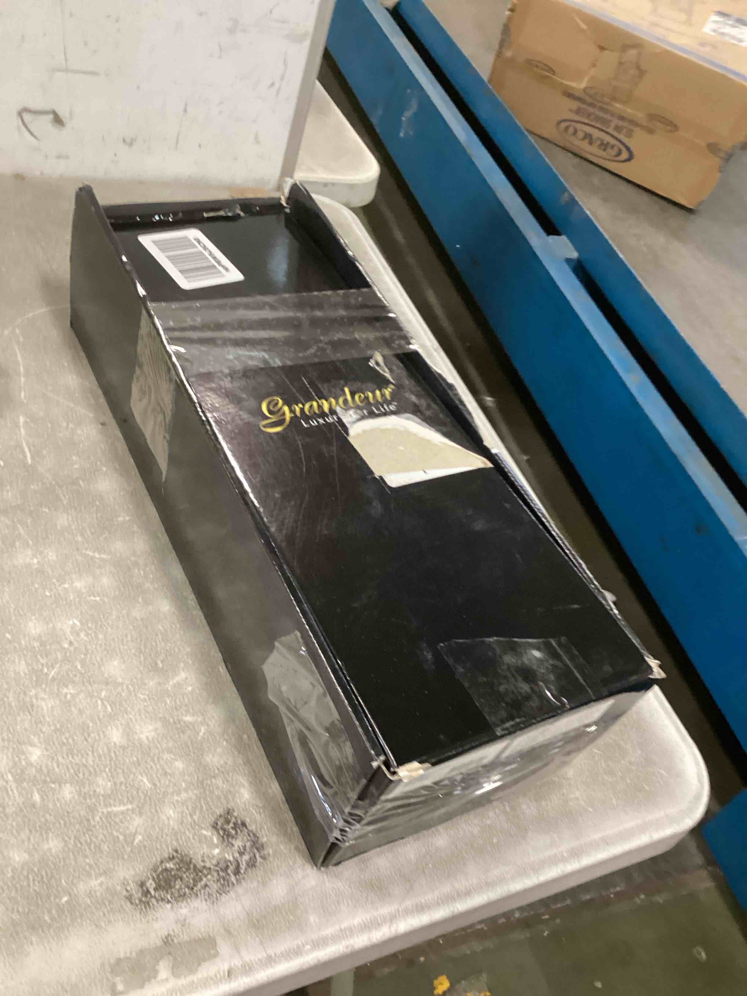 https://s3.amazonaws.com/lotting-images-prod/bidfta/YEL5962901_1711118338401.jpeg