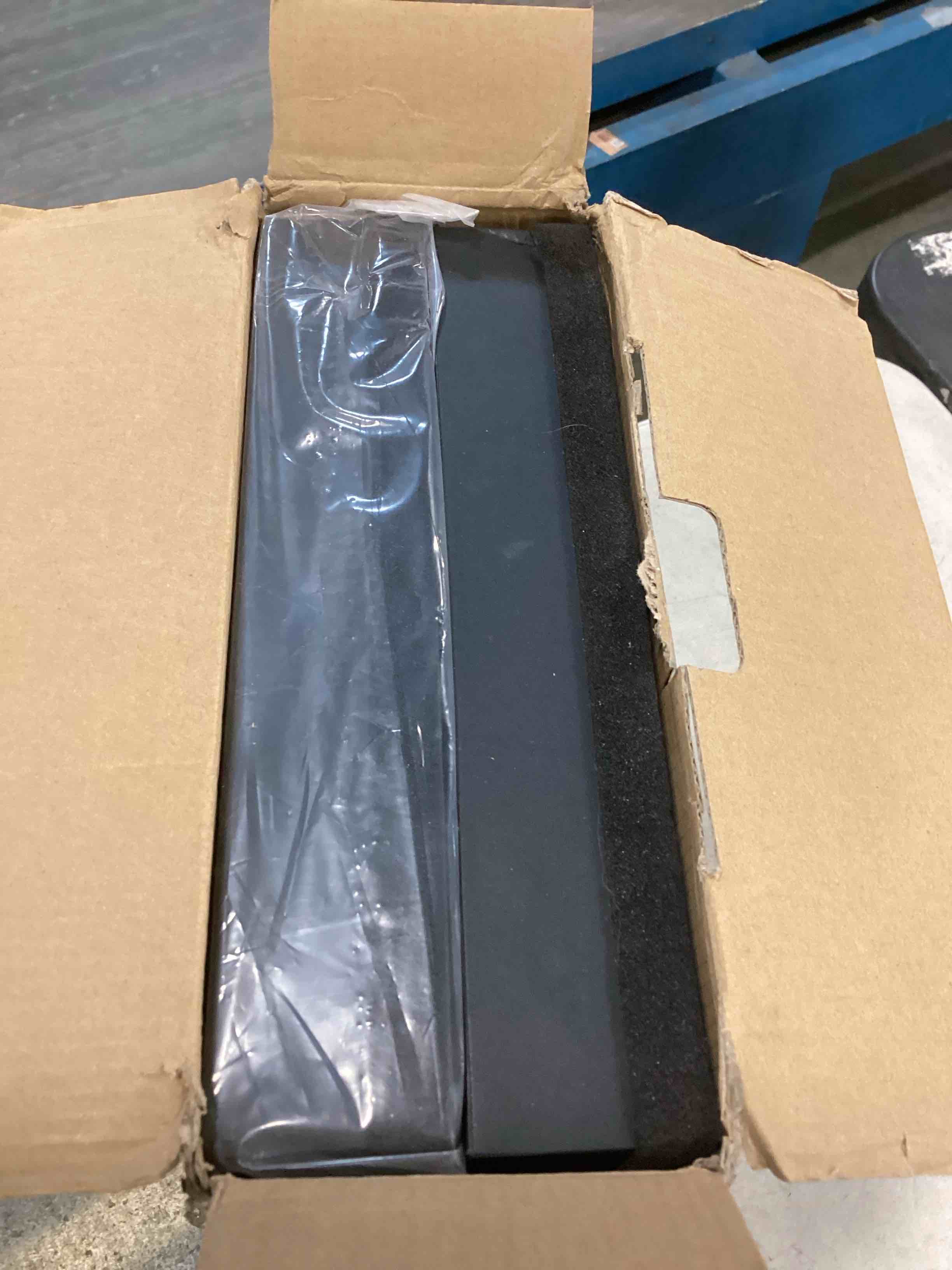 https://s3.amazonaws.com/lotting-images-prod/bidfta/YEL5979779_1709139178726.jpeg