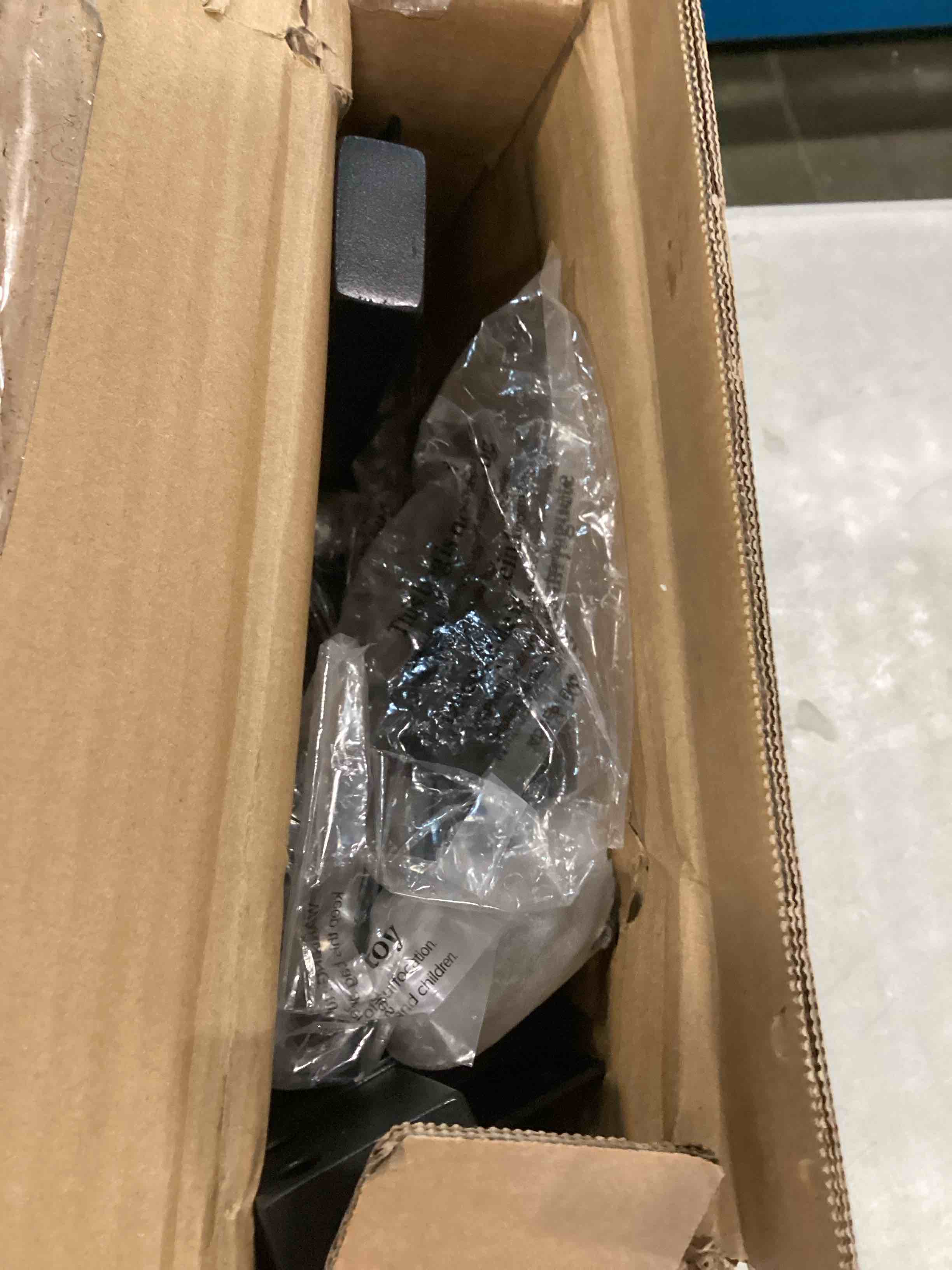 https://s3.amazonaws.com/lotting-images-prod/bidfta/YEL5999276_1707582337623.jpeg