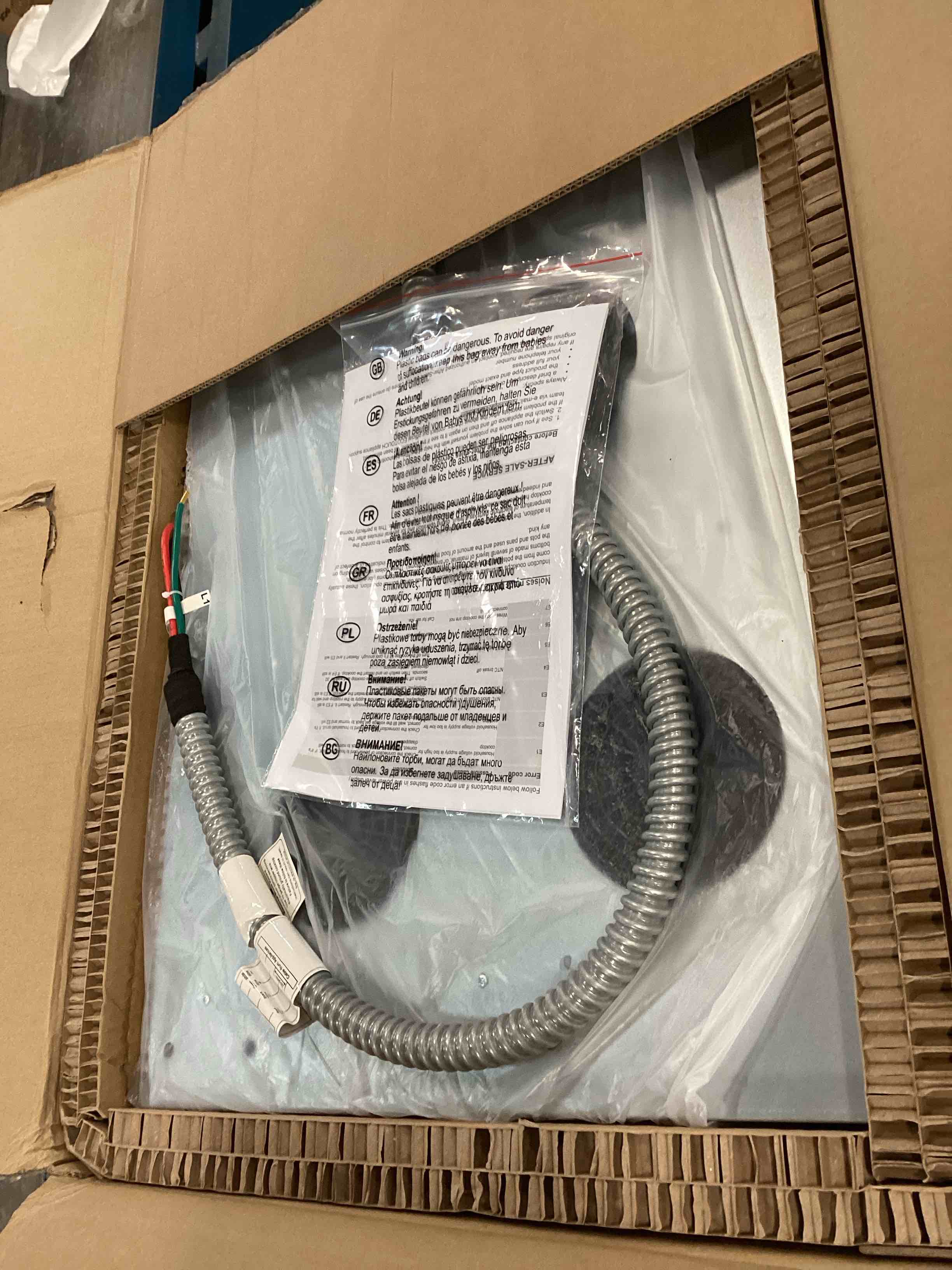 https://s3.amazonaws.com/lotting-images-prod/bidfta/YEL5999408_1707749764922.jpeg
